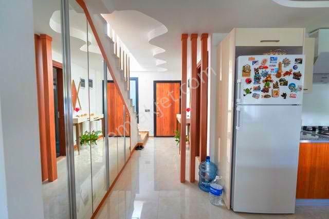 Kuşadasında Avm'lere Yakın Havuzlu Sitede Ful Eşyalı Bahçeli Villa - Görsel 12