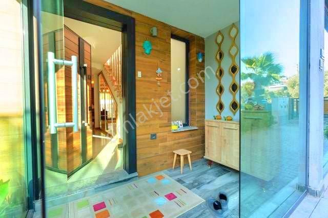 Kuşadasında Avm'lere Yakın Havuzlu Sitede Ful Eşyalı Bahçeli Villa - Görsel 34