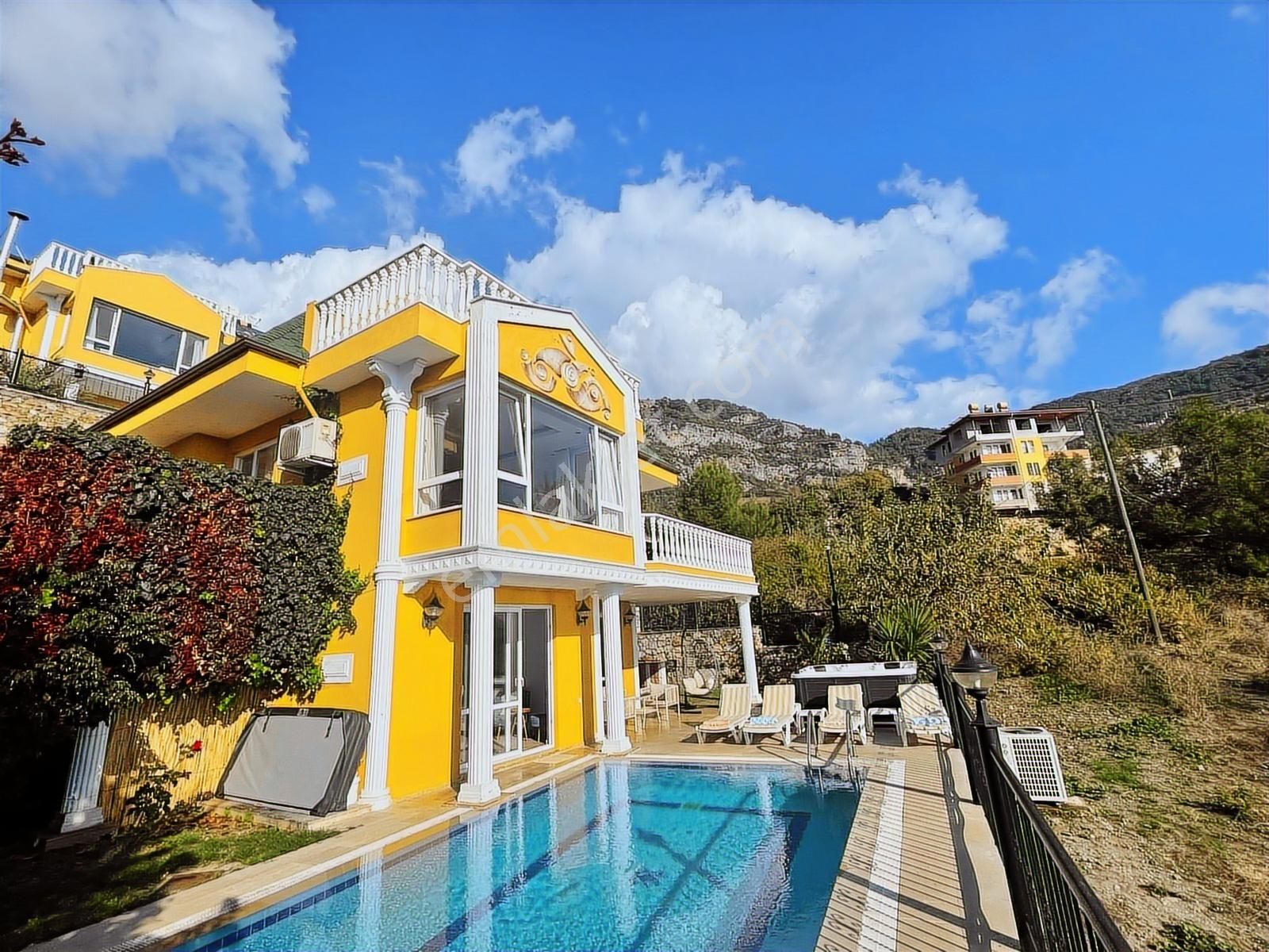 Tepe Alanya 4+1 Müstakil Villa | 250 M² | Isıtmalı Havuzlu