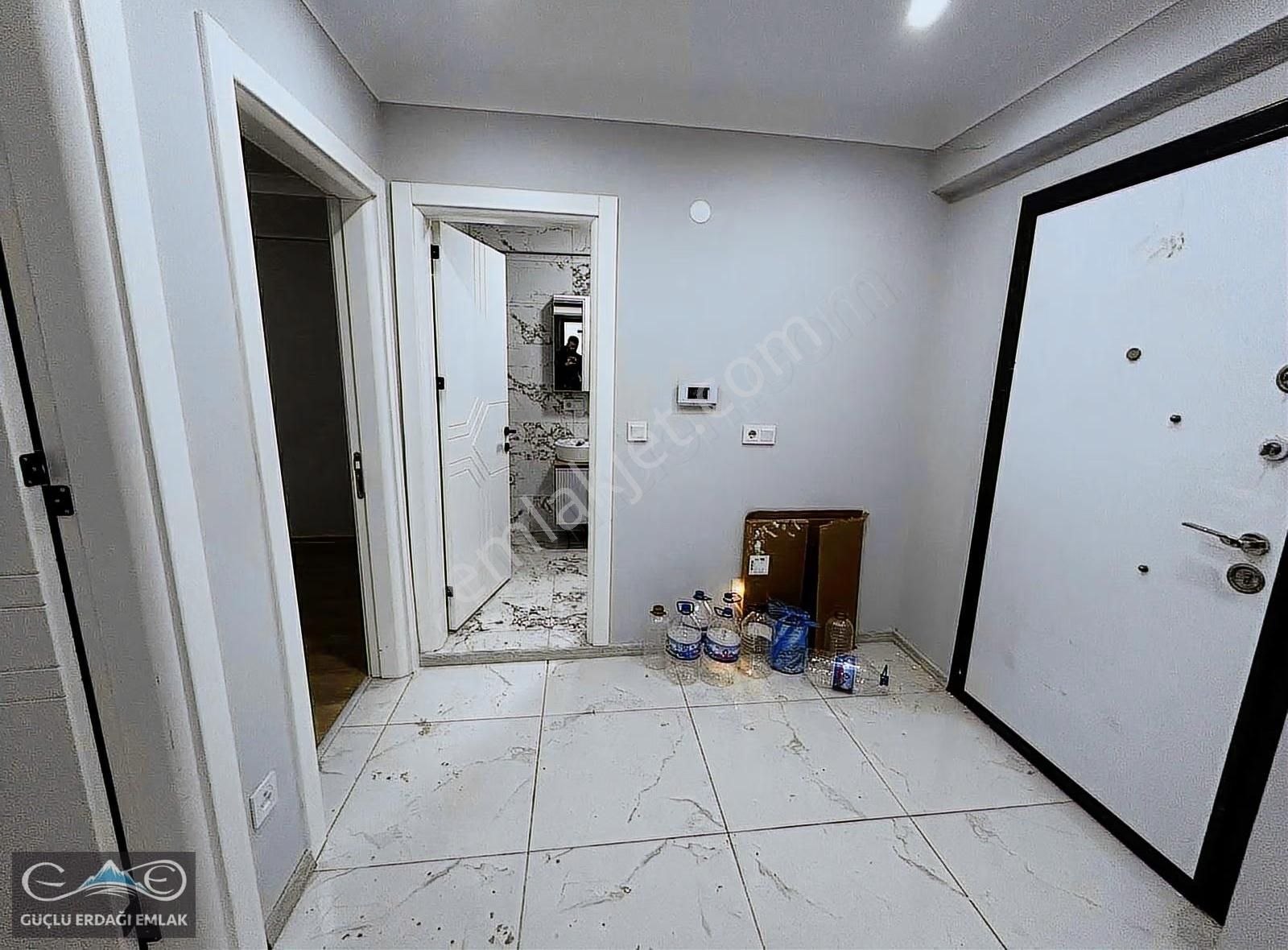 Merkezi Konumda Denize İdo'ya Komşu Kiralık 2+1 Daire - Görsel 2