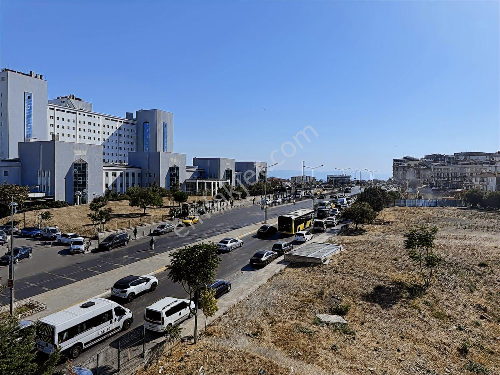 Marmara Hastanesi Karşısında Metro Girişinde Güvenlikli Stüdyo