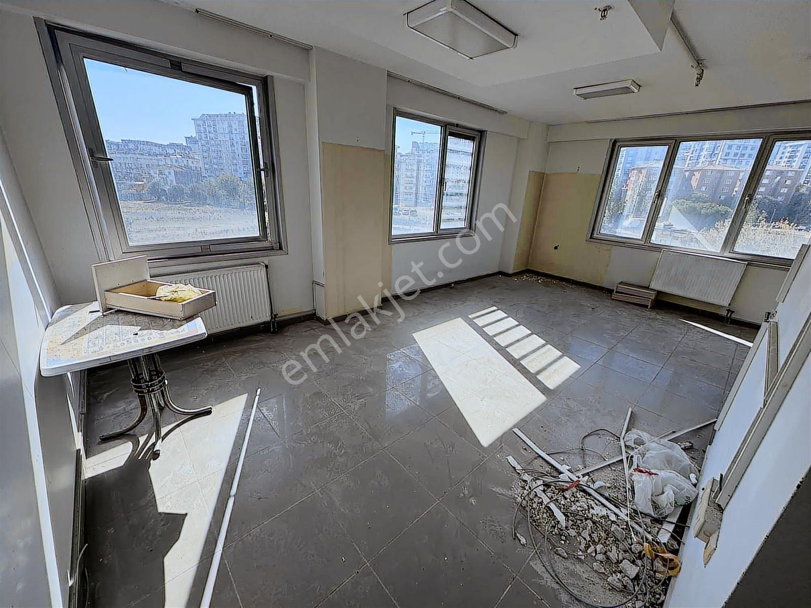 Marmara Hastanesi Karşısında Metro Girişinde Güvenlikli Stüdyo - Görsel 24