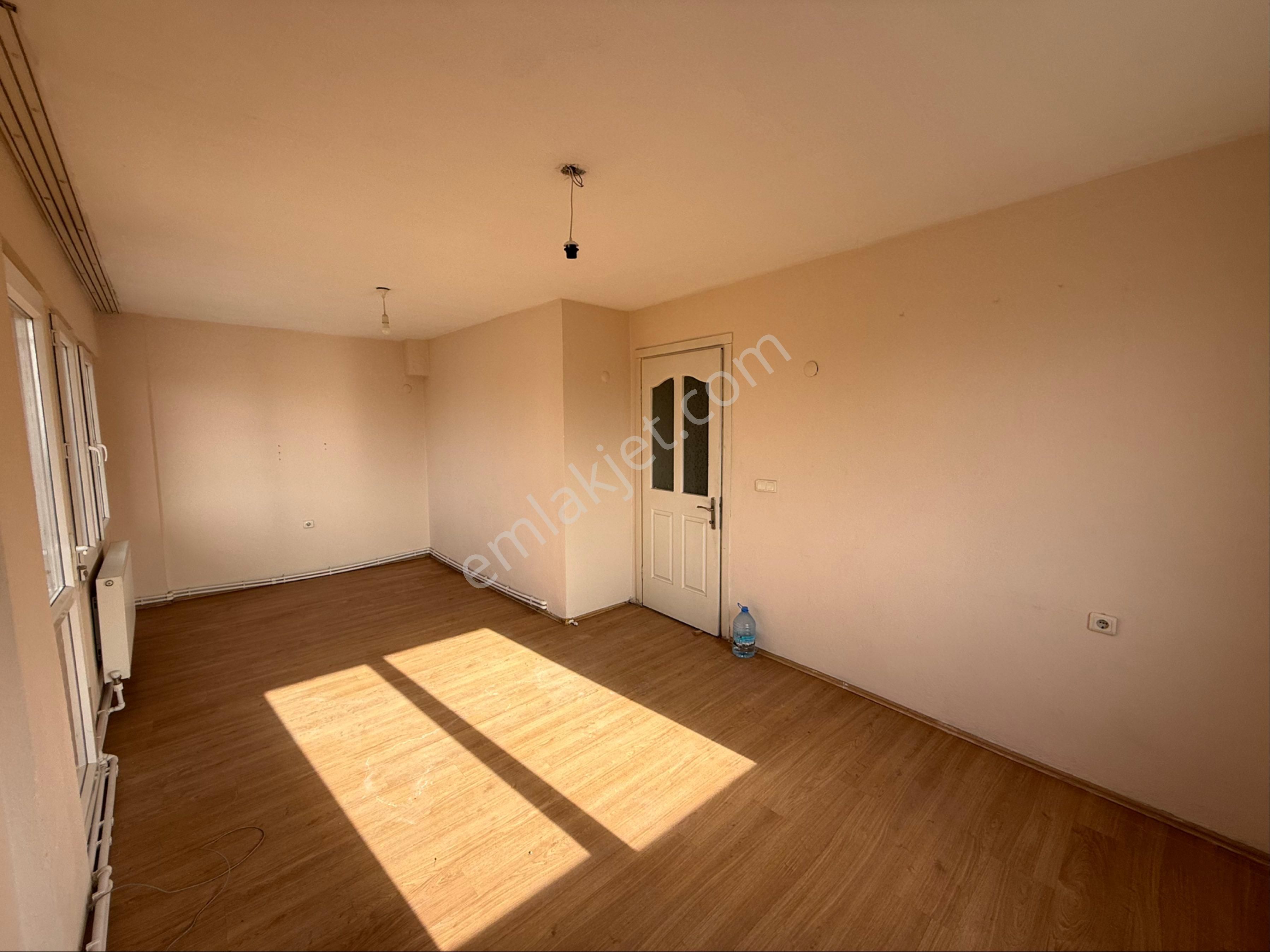 İzmir Bornova Atatürk Mahalesin’de Arakat Dairemiz 2+1 Kapalı Mutfak Çift Cehpeli