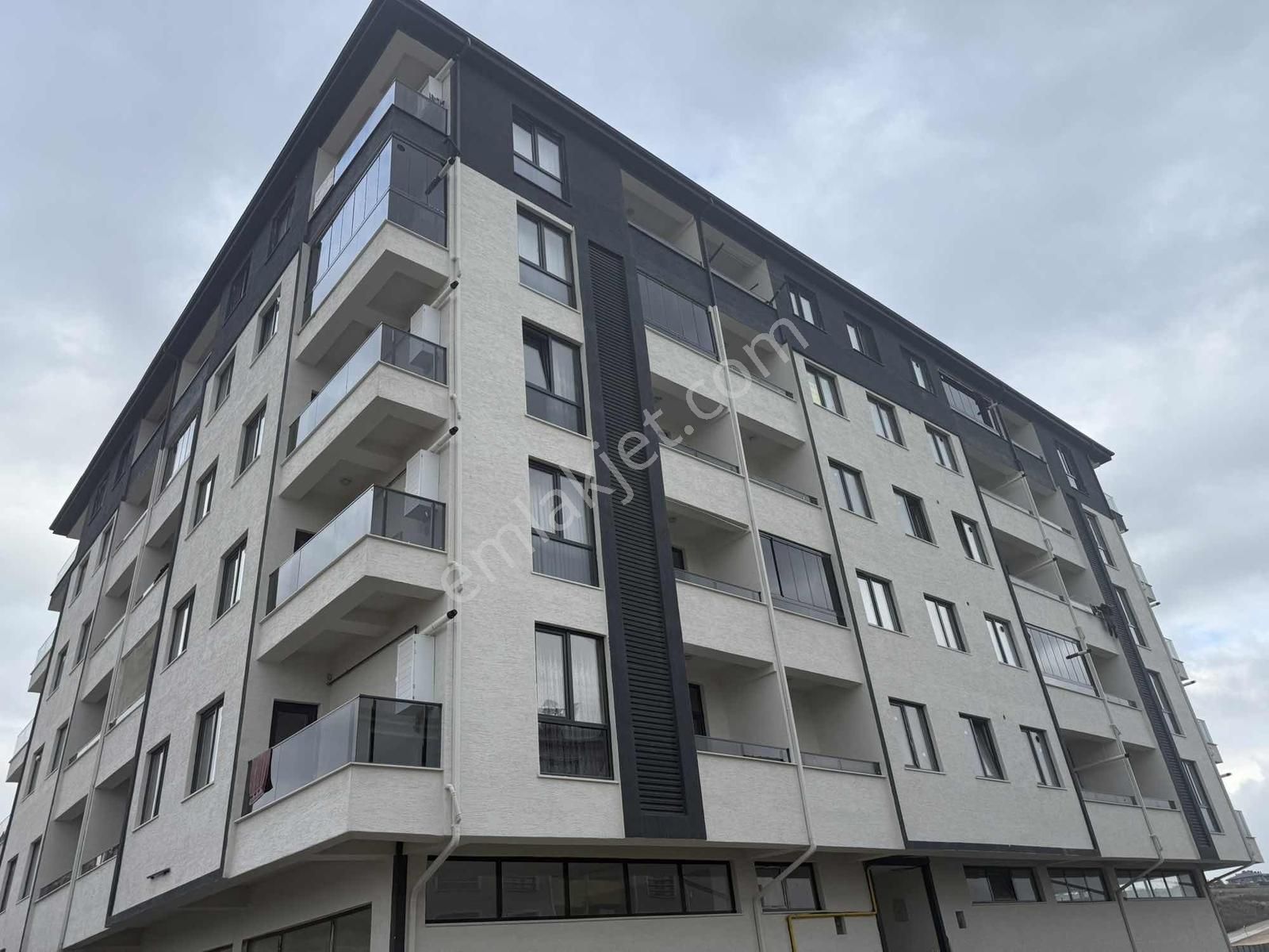 Sinan Emlaktan 3+1 130 M2 Site İçi Ara Kat Daire