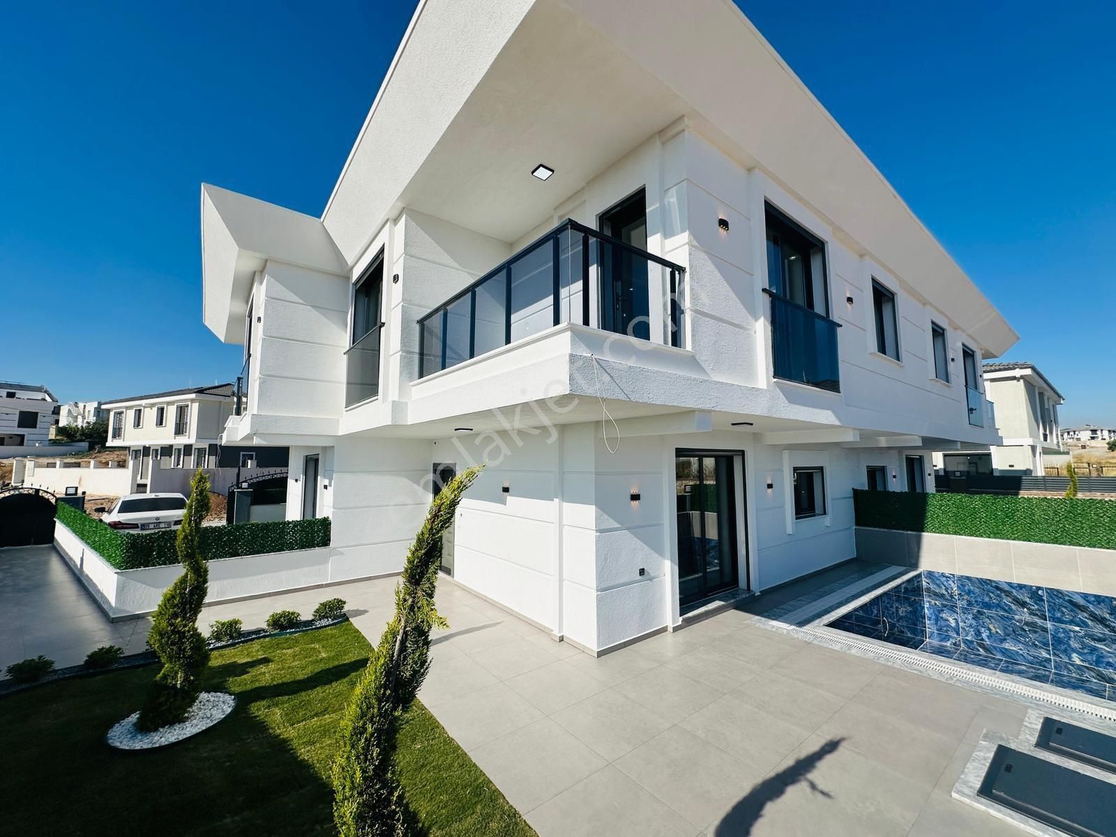 Hisar Mahallesi 3+1, Havuz Bahçe, Denize Yakın Lüks Villa