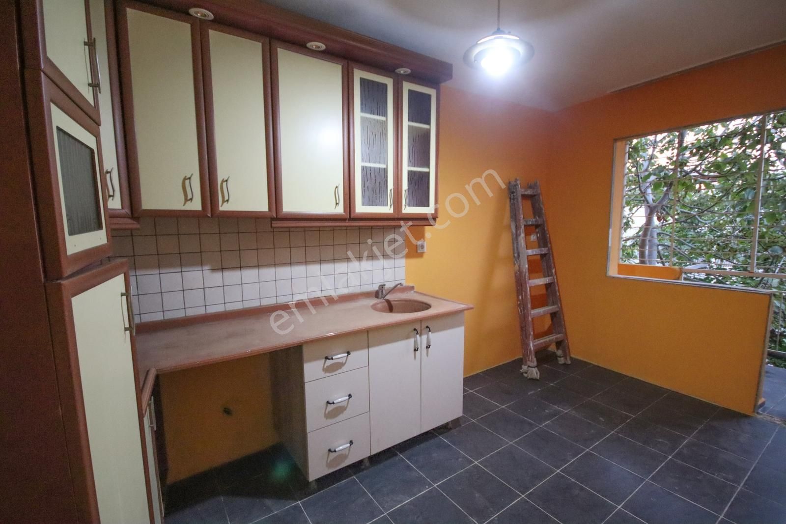 Karabağlar Salih Omurtak Mahallesinde Ferah, Kapalı Mutfaklı 3+1 - Görsel 3