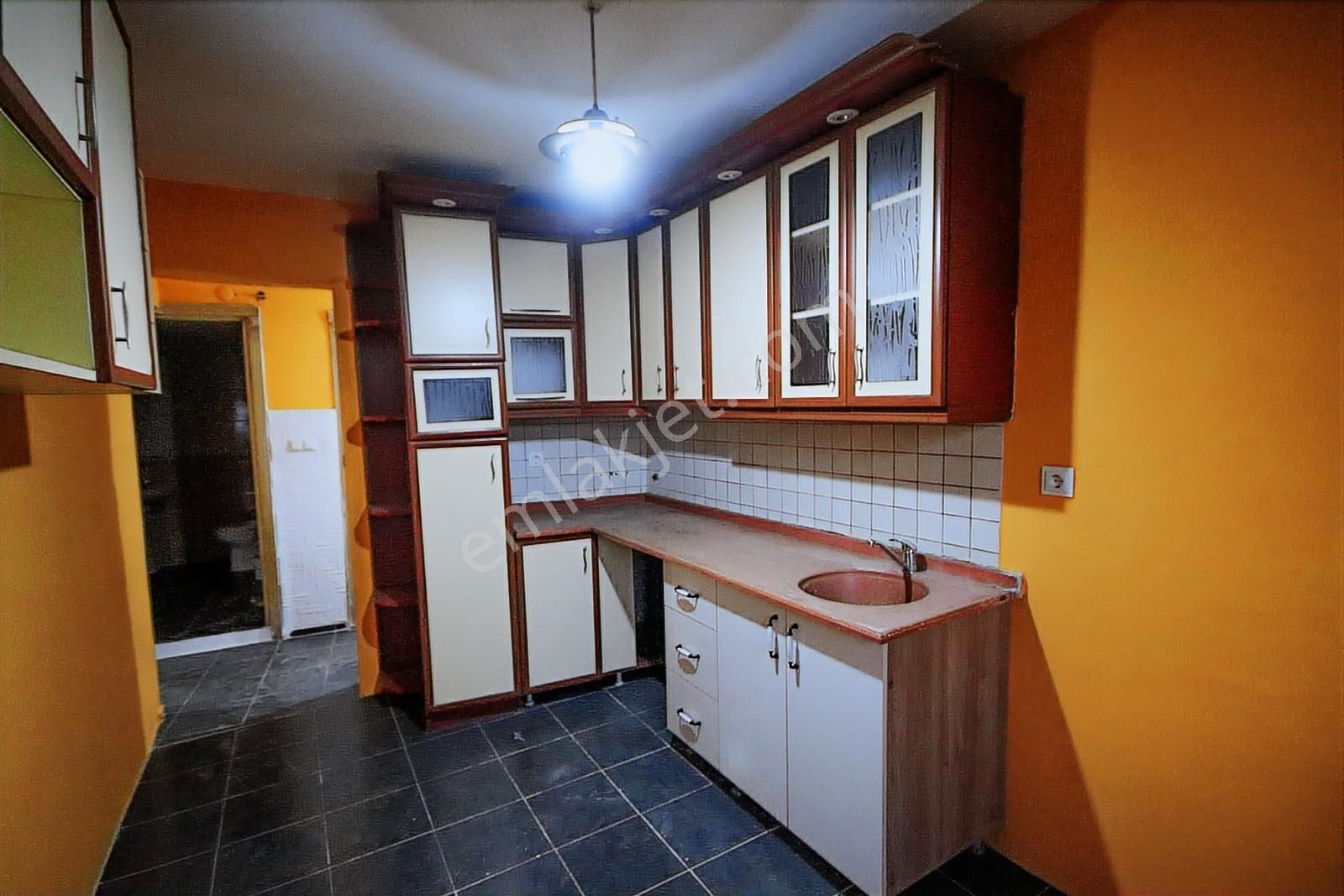 Karabağlar Salih Omurtak Mahallesinde Ferah, Kapalı Mutfaklı 3+1