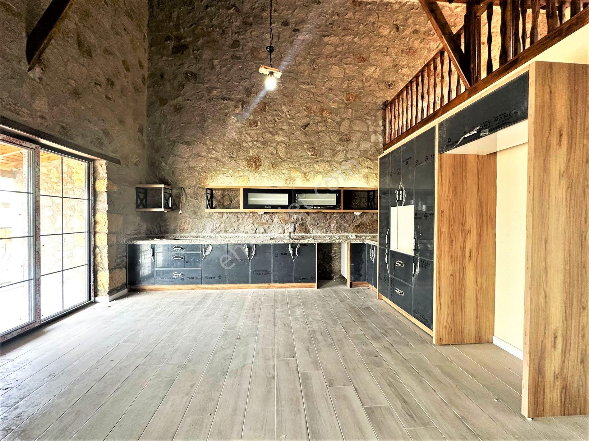 Aygül'den Edremit Çamcı'da Sıfır Amerikan Mutfaklı Giyinme Odalı Şömineli Bahçeli 3+1 Satılık Taş Ev - Görsel 4