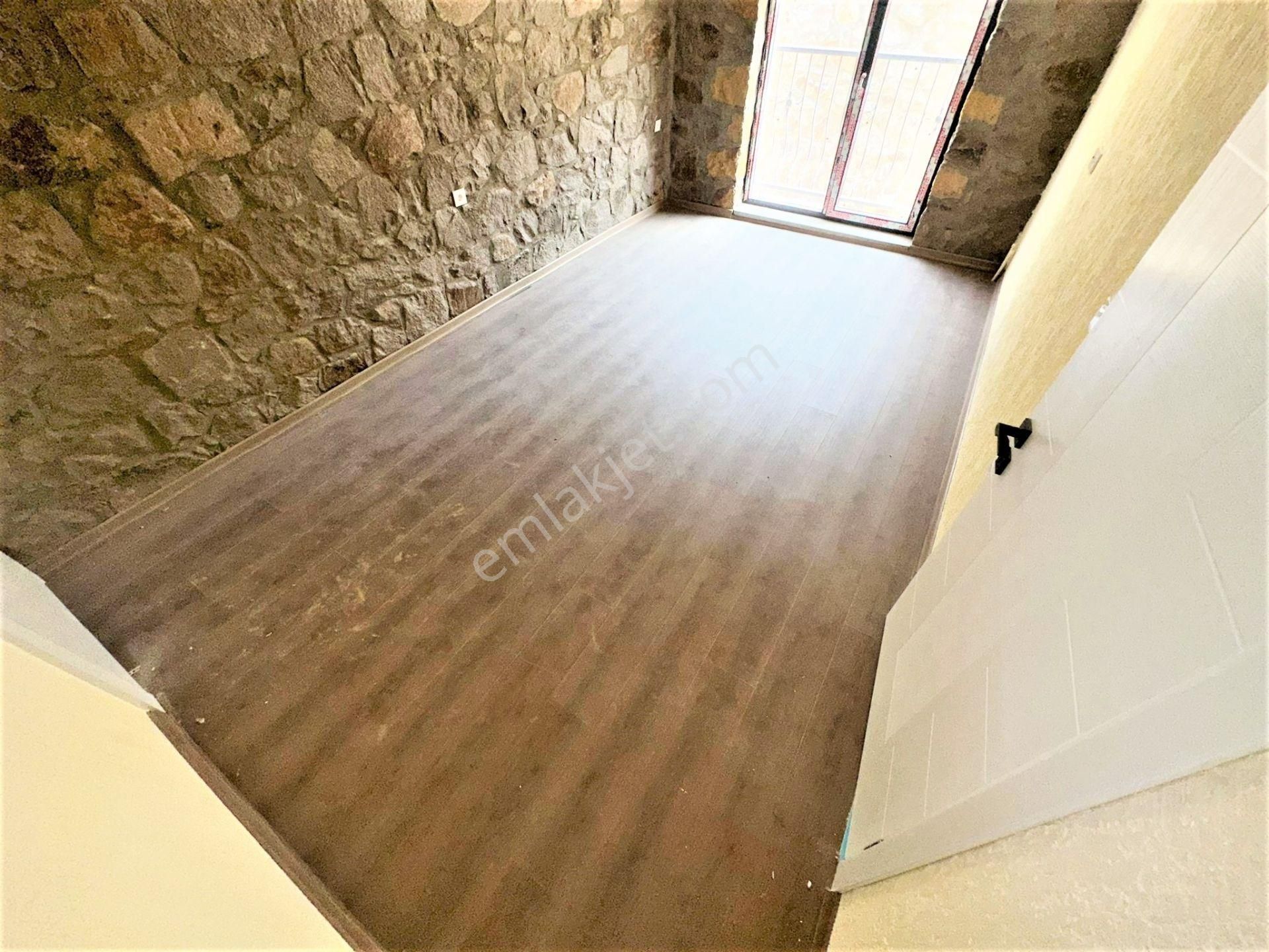 Aygül'den Edremit Çamcı'da Sıfır Amerikan Mutfaklı Giyinme Odalı Şömineli Bahçeli 3+1 Satılık Taş Ev - Görsel 14