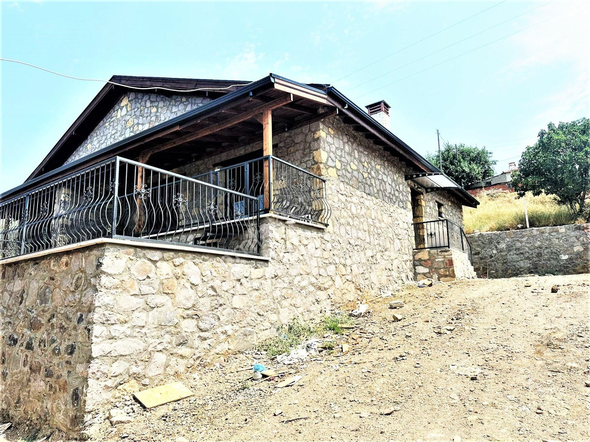 Aygül'den Edremit Çamcı'da Sıfır Amerikan Mutfaklı Giyinme Odalı Şömineli Bahçeli 3+1 Satılık Taş Ev