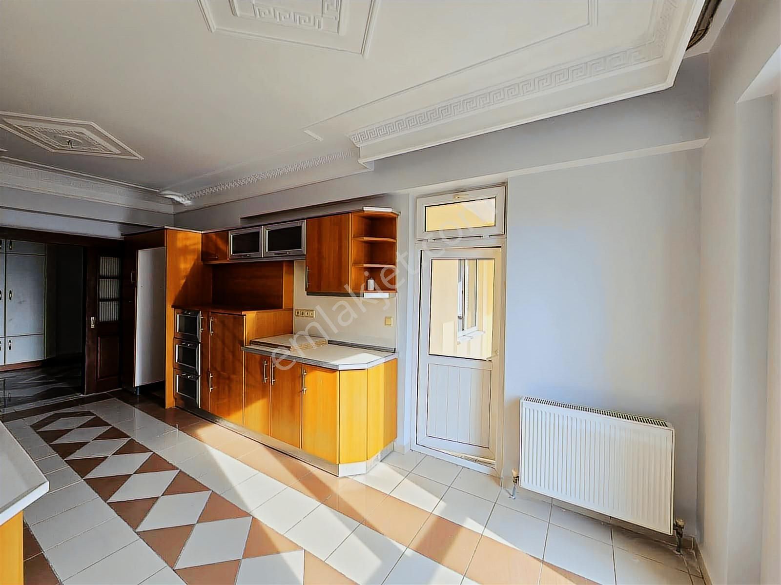 Alpaslan Beylerbeyi Konağında Kiralık 4+1 Geniş Daire - Görsel 6