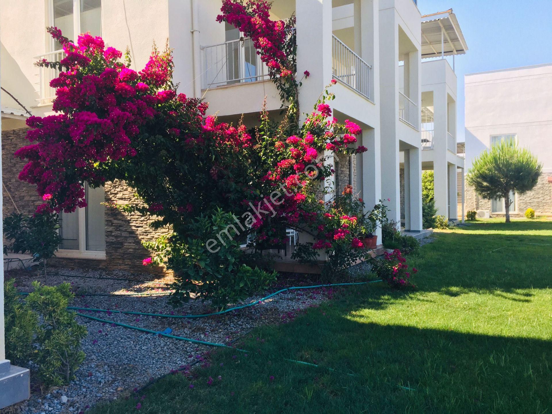 Kadriye'de Açık Otoparklı Site İçinde Özel Tasarımlı Geniş 2+2 Dubleks