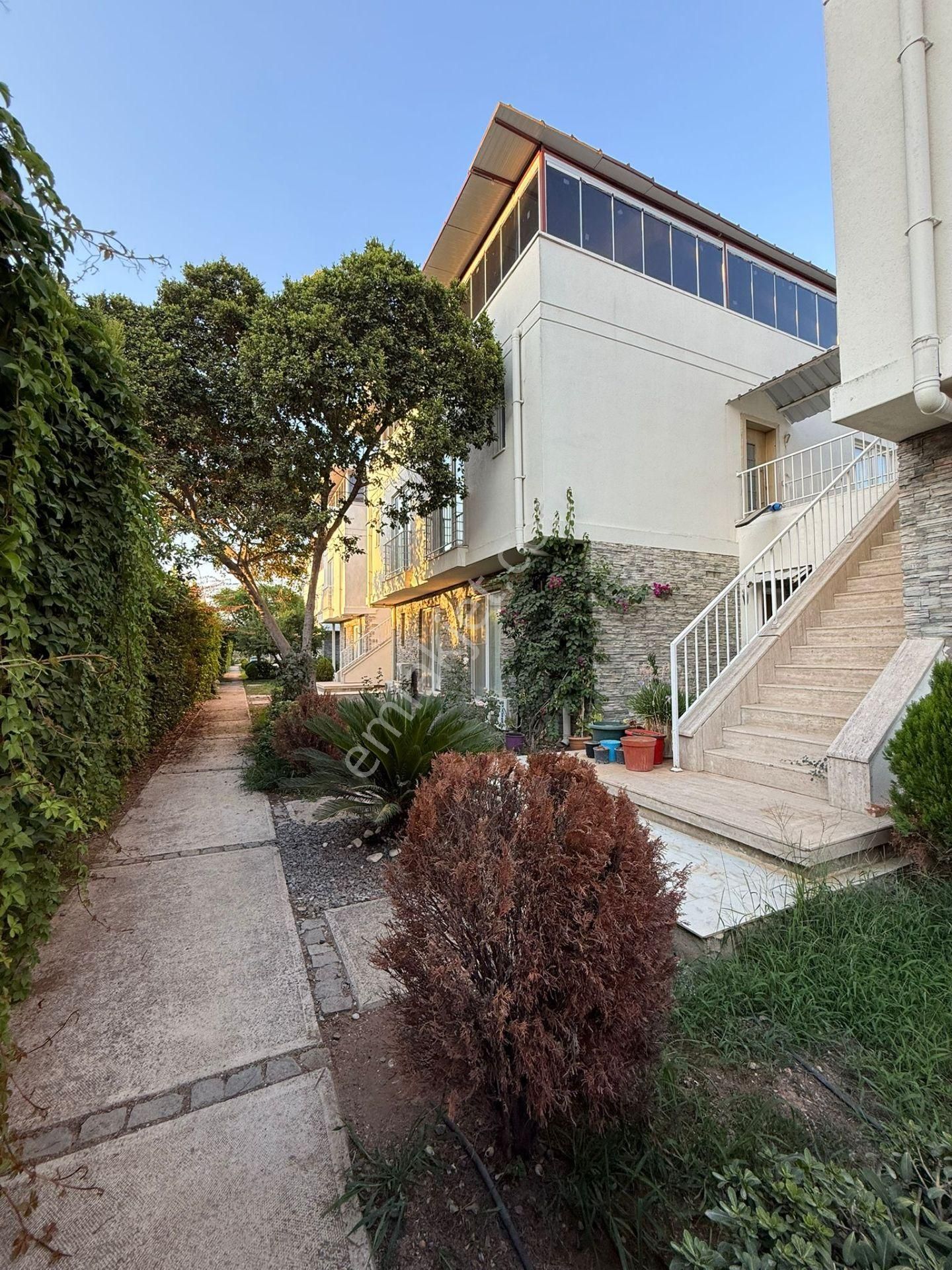 Kadriye'de Açık Otoparklı Site İçinde Özel Tasarımlı Geniş 2+2 Dubleks - Görsel 2