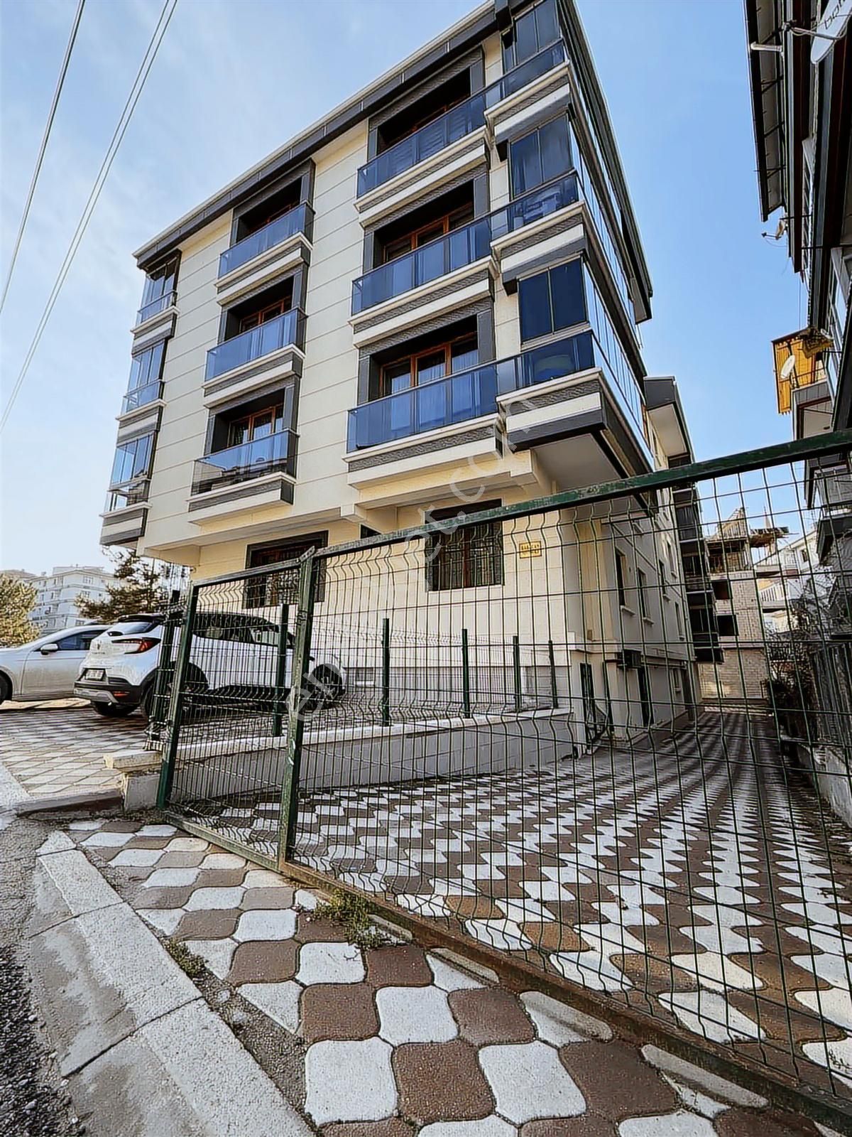 Keskin'den 4+1 Çift Banyo Çift Balkon Cadde Arkası Ara Kat Daire