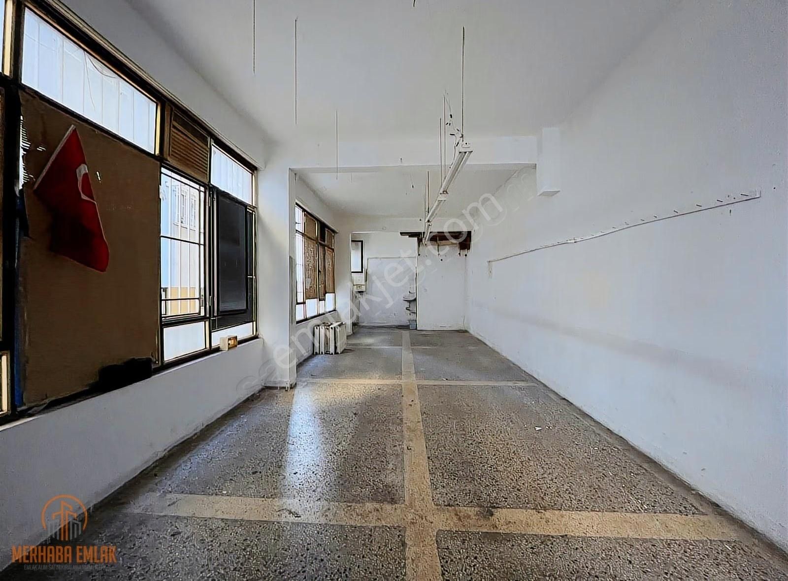 Merhaba Emlak'tan Yüksek Girişli Merkezi Konumlu Ferah Dükkan