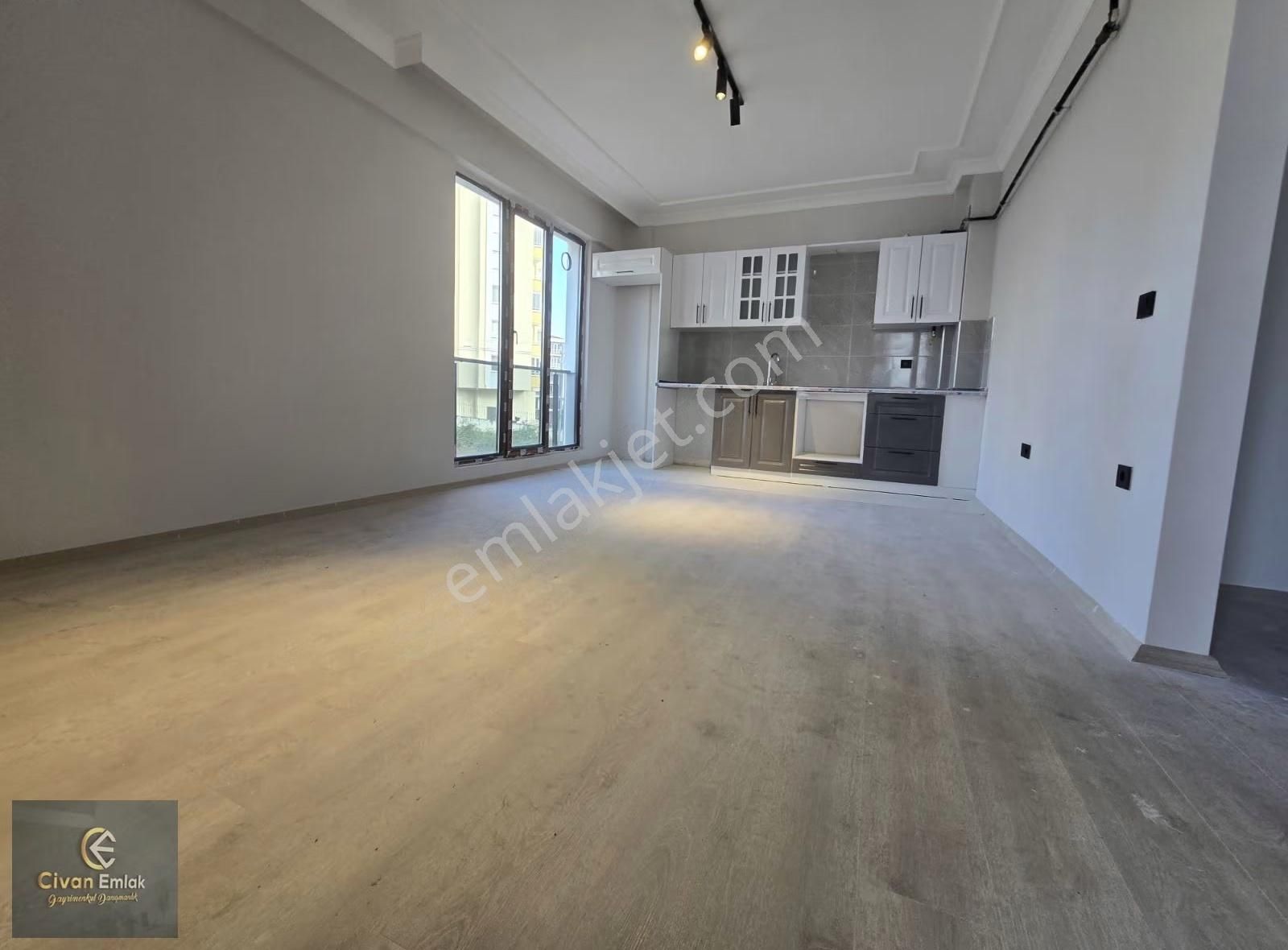 Cok Genis Balkonlu Lüx 1+1 Düz Ayak - Görsel 8