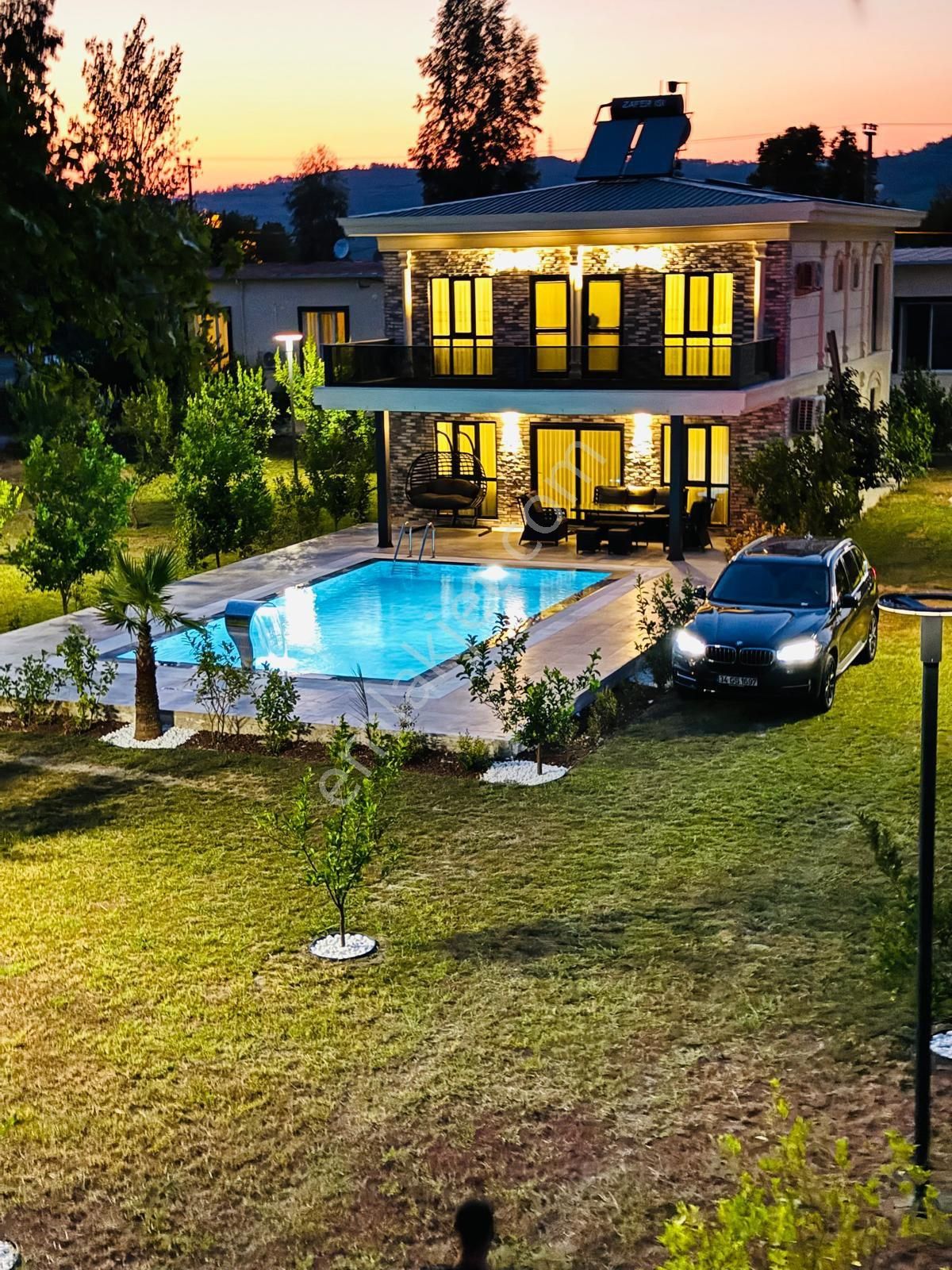 Ana Yolda Prestij: 7.500 M² Bahçeli Lüks Malikane