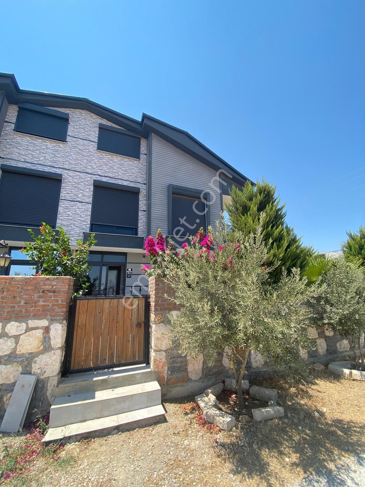 4+1 Büyük Bahçeli Köşe Villa Havuzlu Site İçerisinde - Görsel 3