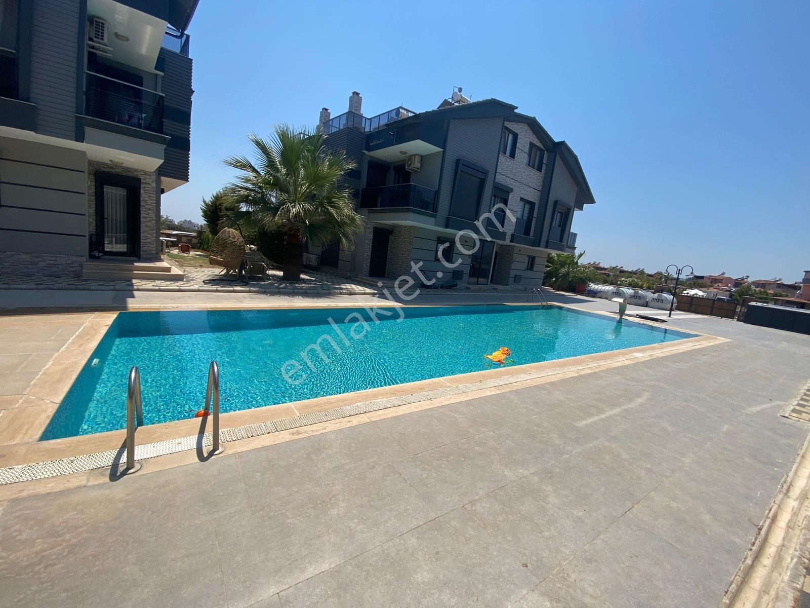 4+1 Büyük Bahçeli Köşe Villa Havuzlu Site İçerisinde