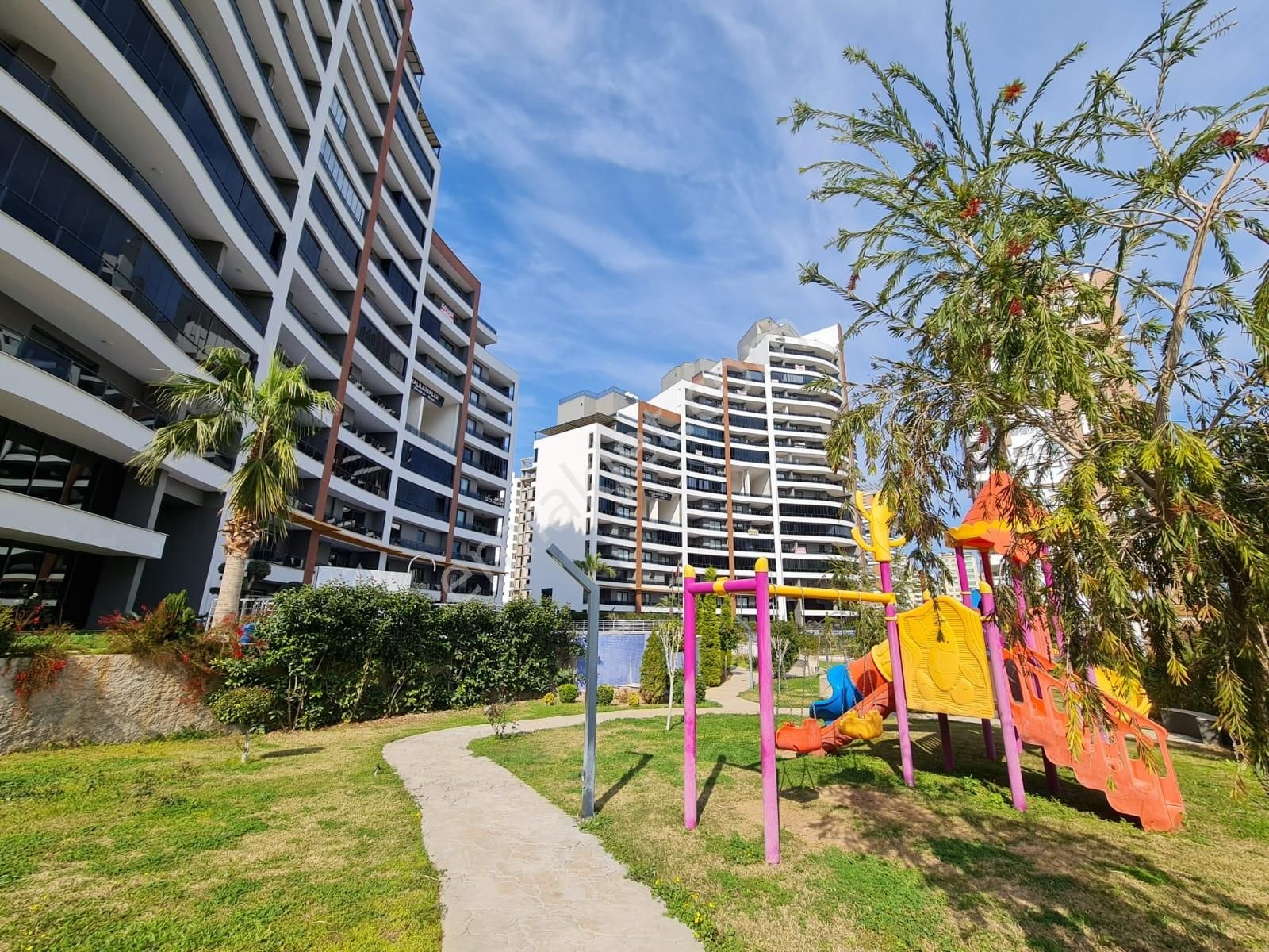 Kolezyum'dan Mezitli De Site İçi Havuz 7/24 Güvenlik Geniş 4+1 !