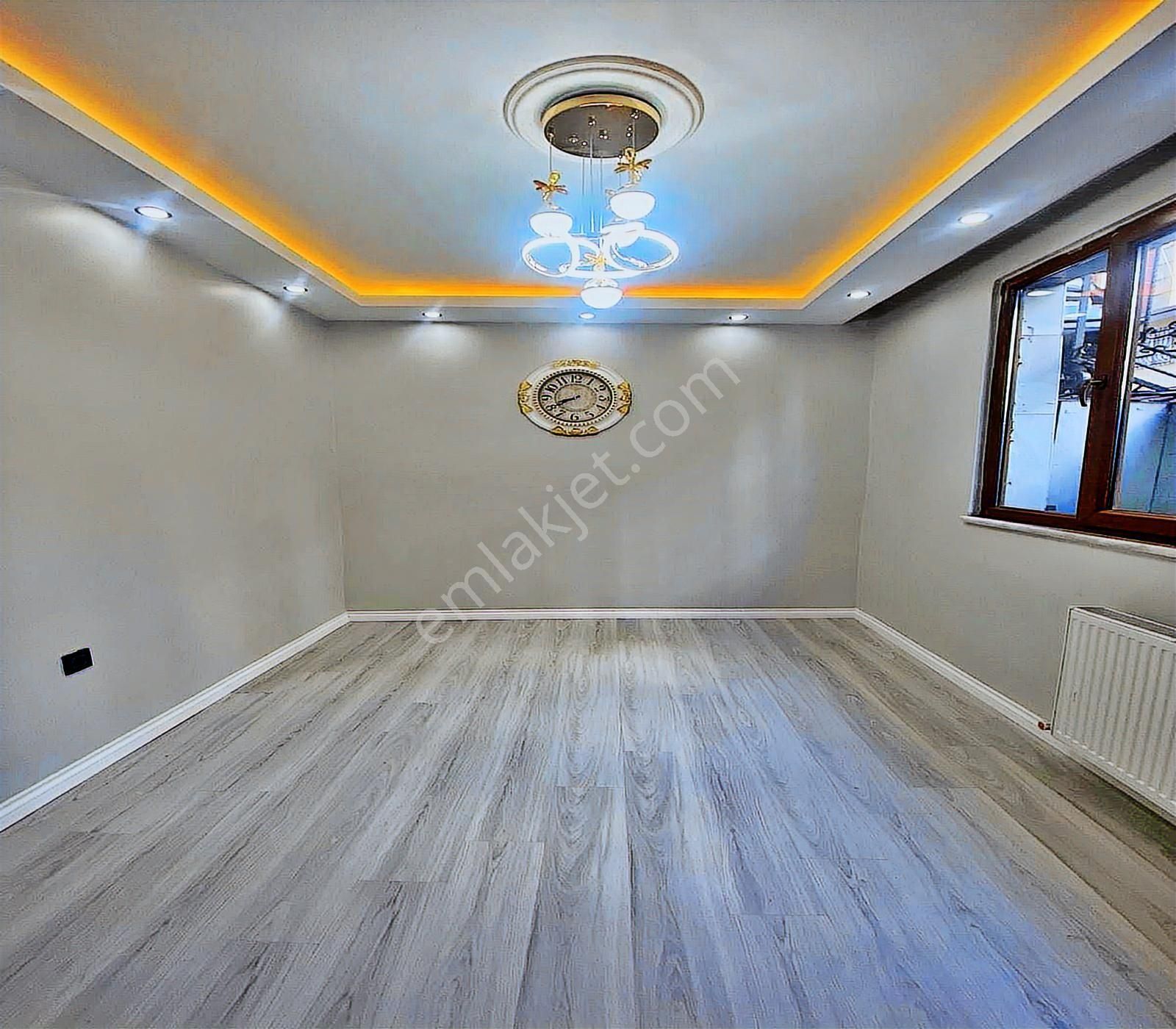 Metrobüse Yürüme Mesafesinde 2+1 Lüks Balkonlu Bahçe Katı