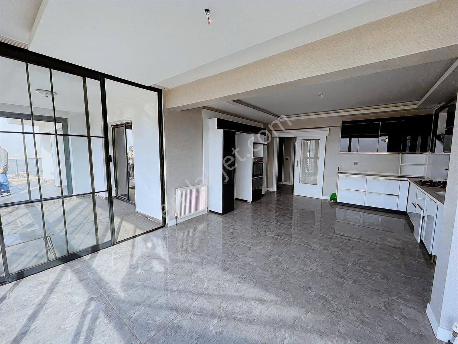 Ovacık'ta Çift Girişli Çift Mutfaklı Kilerli Saunalı Full Yapılı