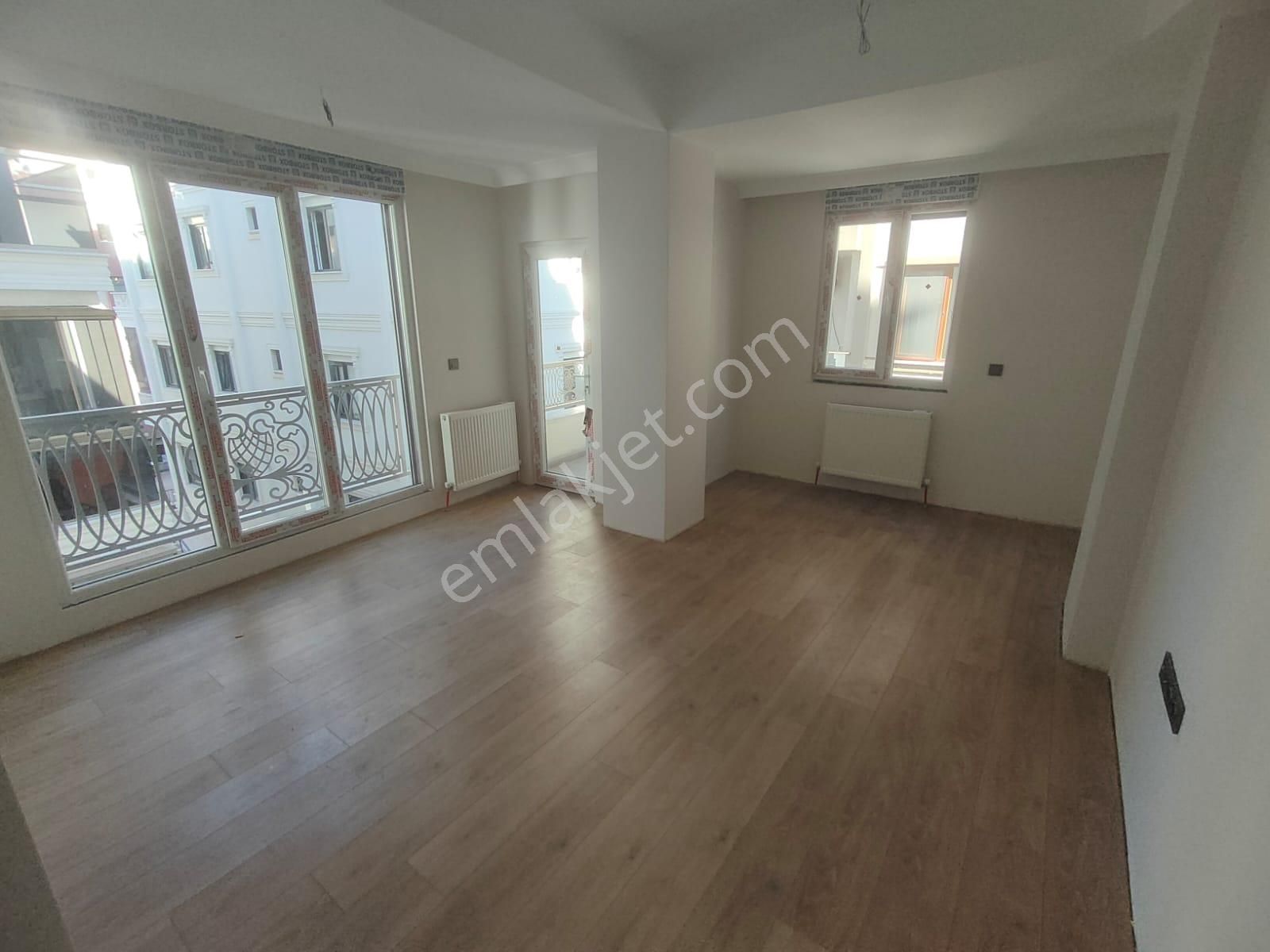 Emlak Dünyasından Küçükyalıda 2+1 Ara Kat Fırsat Satılık