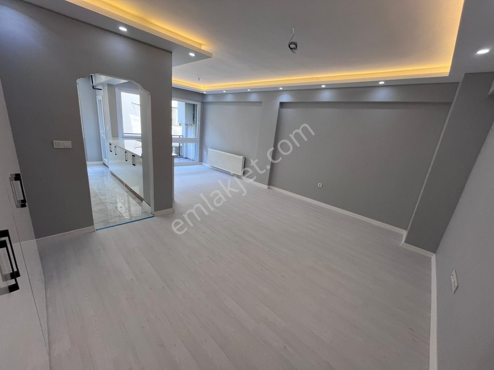 Güzelyalı'da Sahile Ve Metroya Yakın Yeni Tadilatlı 3+1 Satılık - Görsel 3