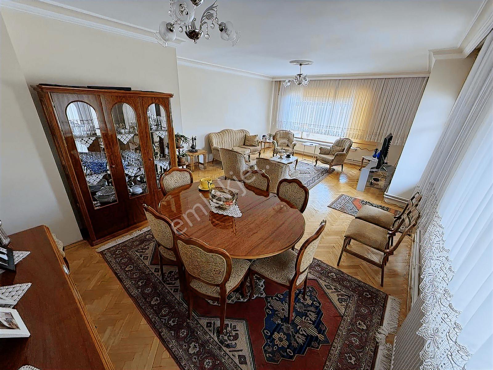 Seyranbağların'da Katta 3+1 175 M2 Satılık Daire