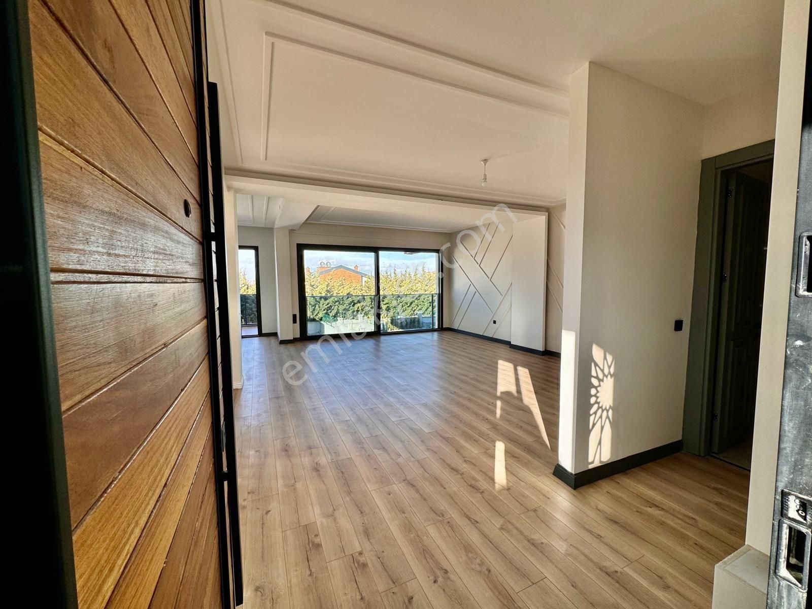 Fatma Ülken Gayrimenkulden Erenköyde 5+1 Satılık Villa