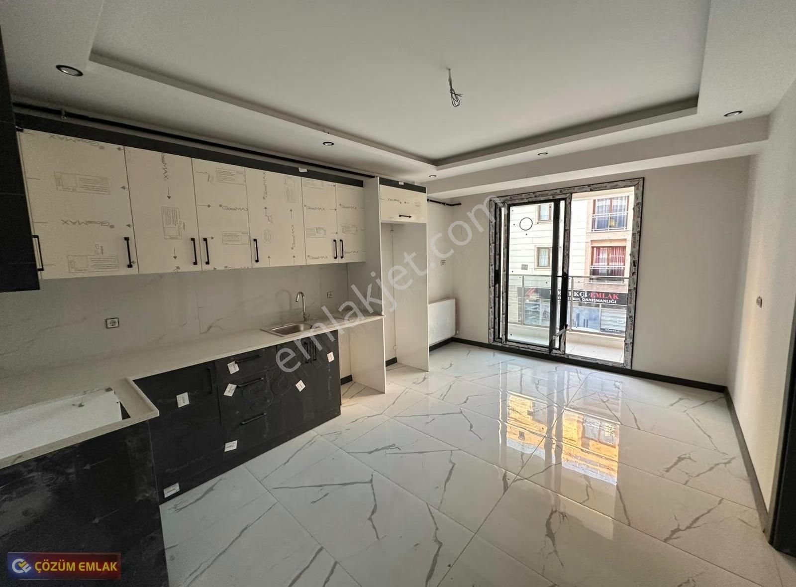 Çözüm Emlak'tan Sıfır 1+1 Ara Kat Yeraltı Kapalı Otoparklı Daire