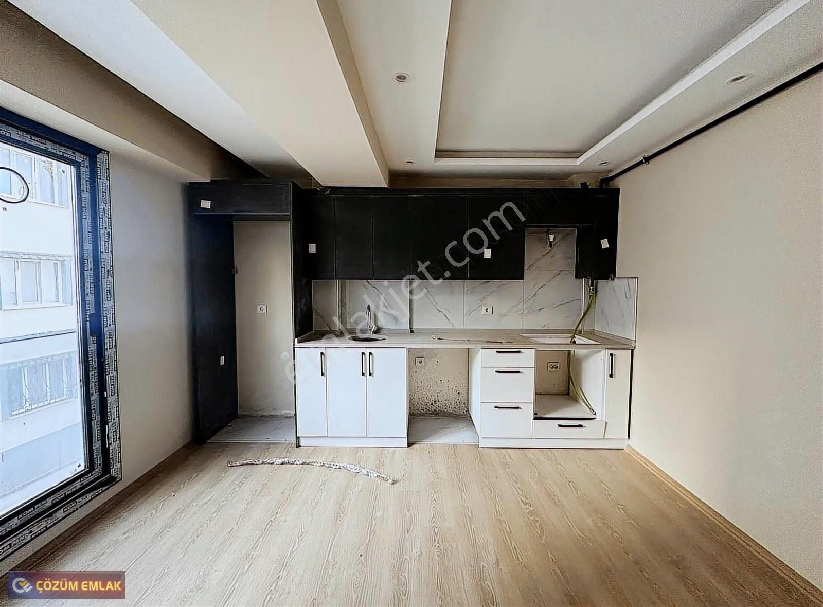 Çözüm Emlak'tan Caddeye Yakın 1+1 Sıfır Ara Kat Satılık Daire