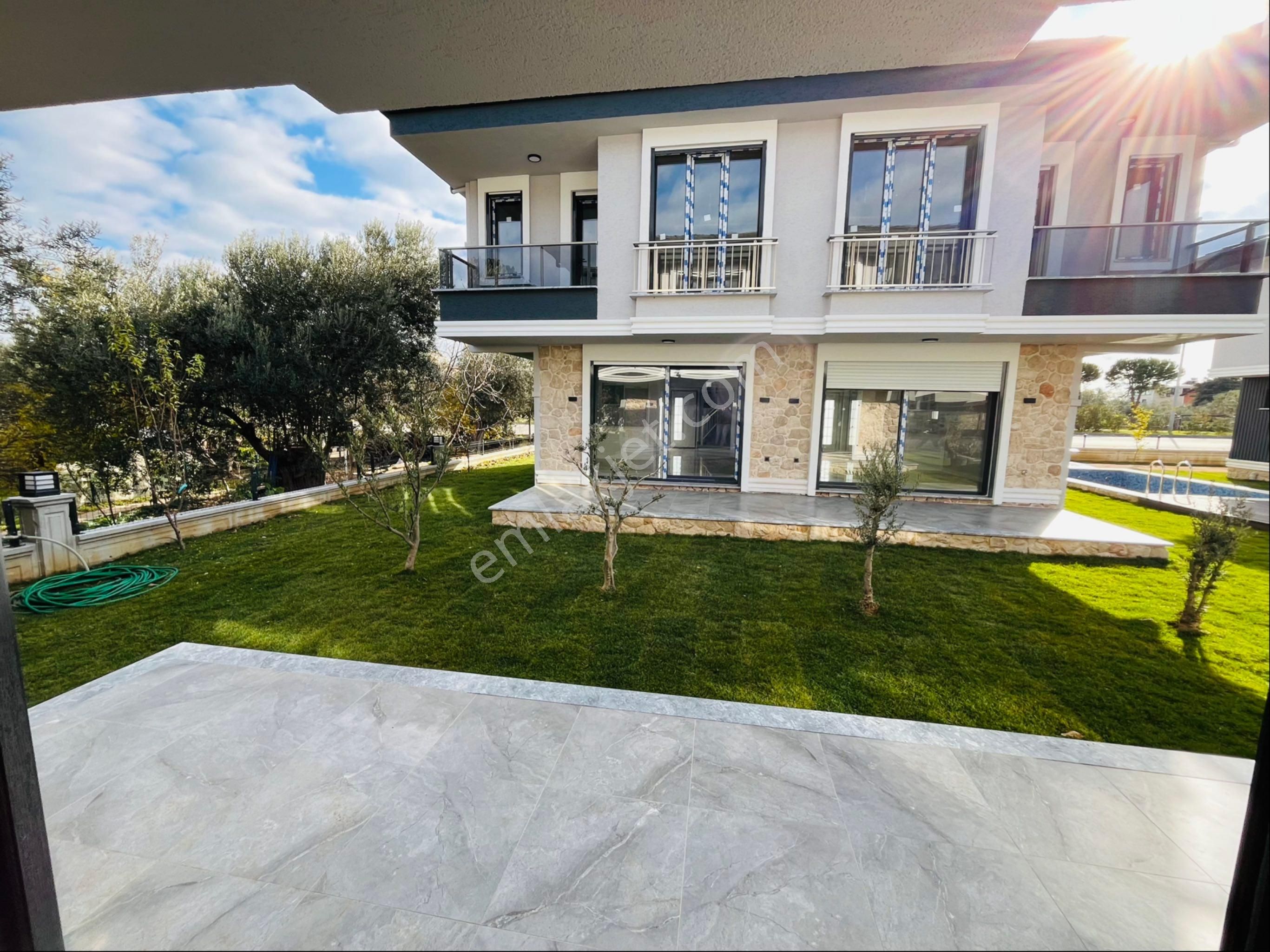 Küçükkuyu Mıhlı Bölgesin De Denize 150 Metre 3+1 Bahçeli Lüx Villa - Görsel 12