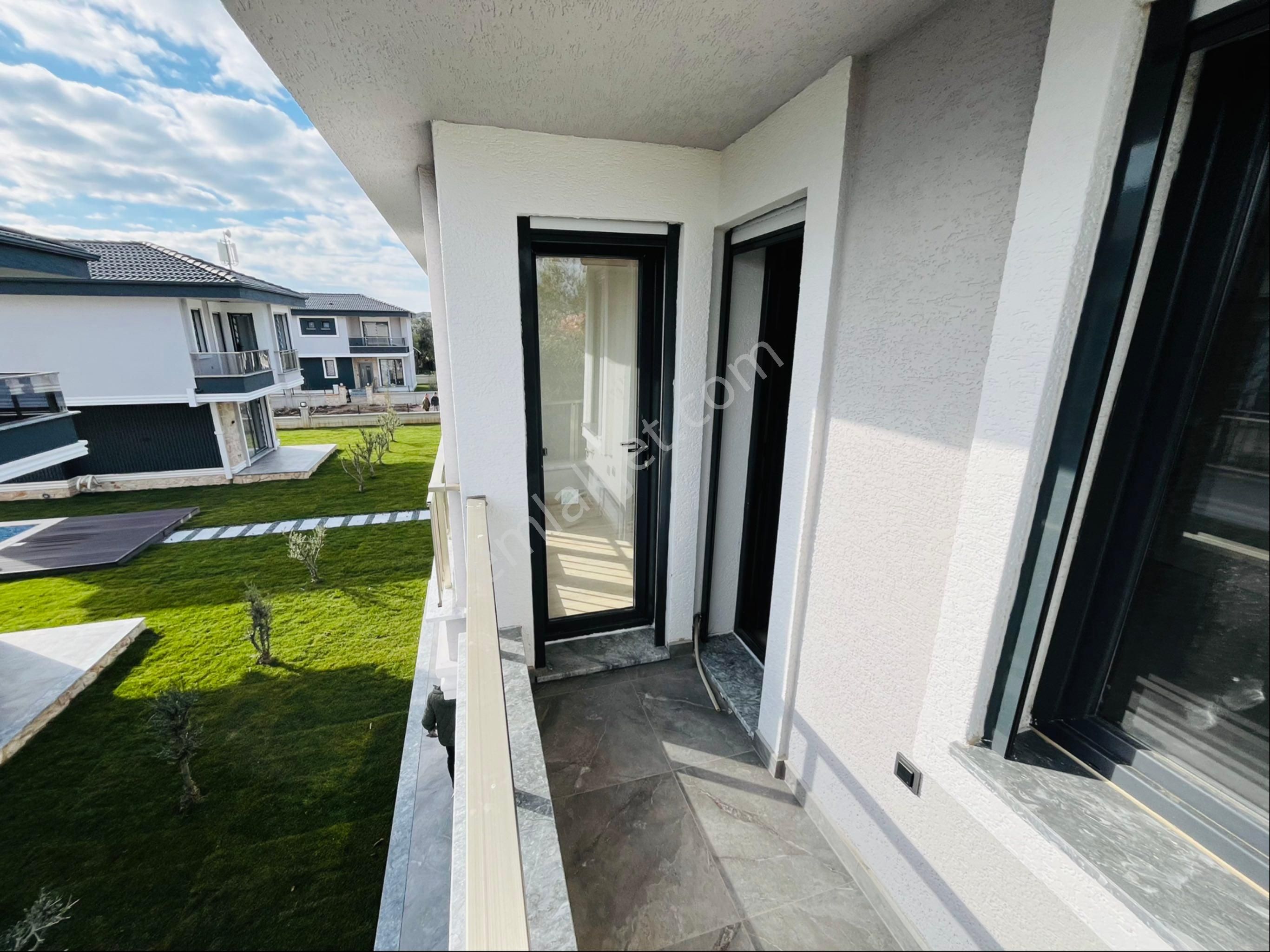 Küçükkuyu Mıhlı Bölgesin De Denize 150 Metre 3+1 Bahçeli Lüx Villa - Görsel 34