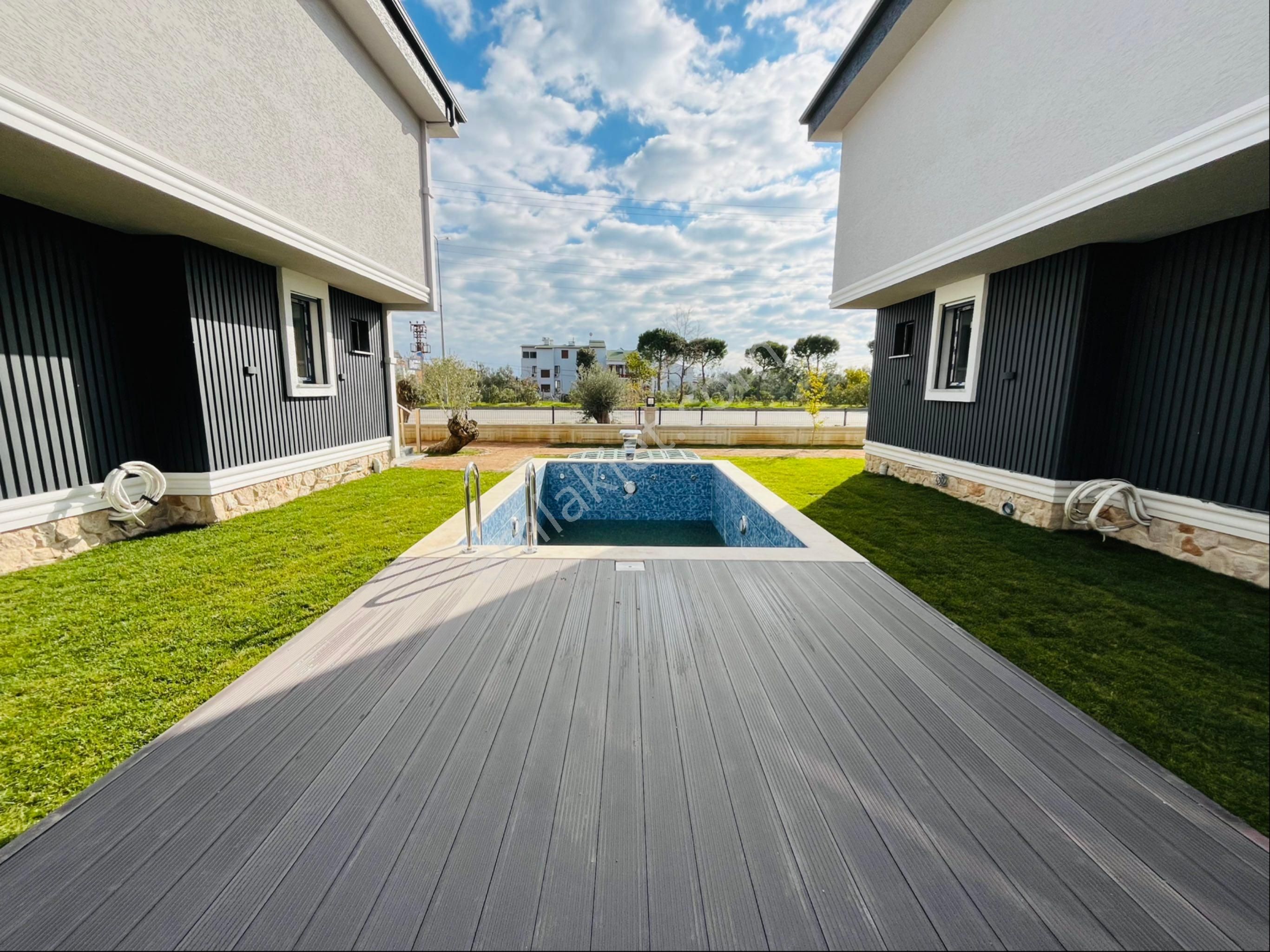 Küçükkuyu Mıhlı Bölgesin De Denize 150 Metre 3+1 Bahçeli Lüx Villa - Görsel 3