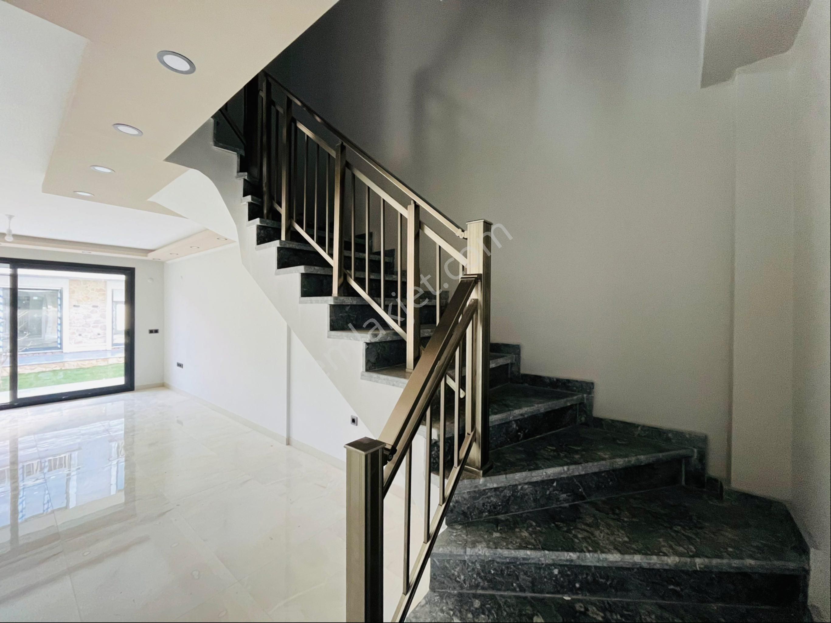 Küçükkuyu Mıhlı Bölgesin De Denize 150 Metre 3+1 Bahçeli Lüx Villa - Görsel 20