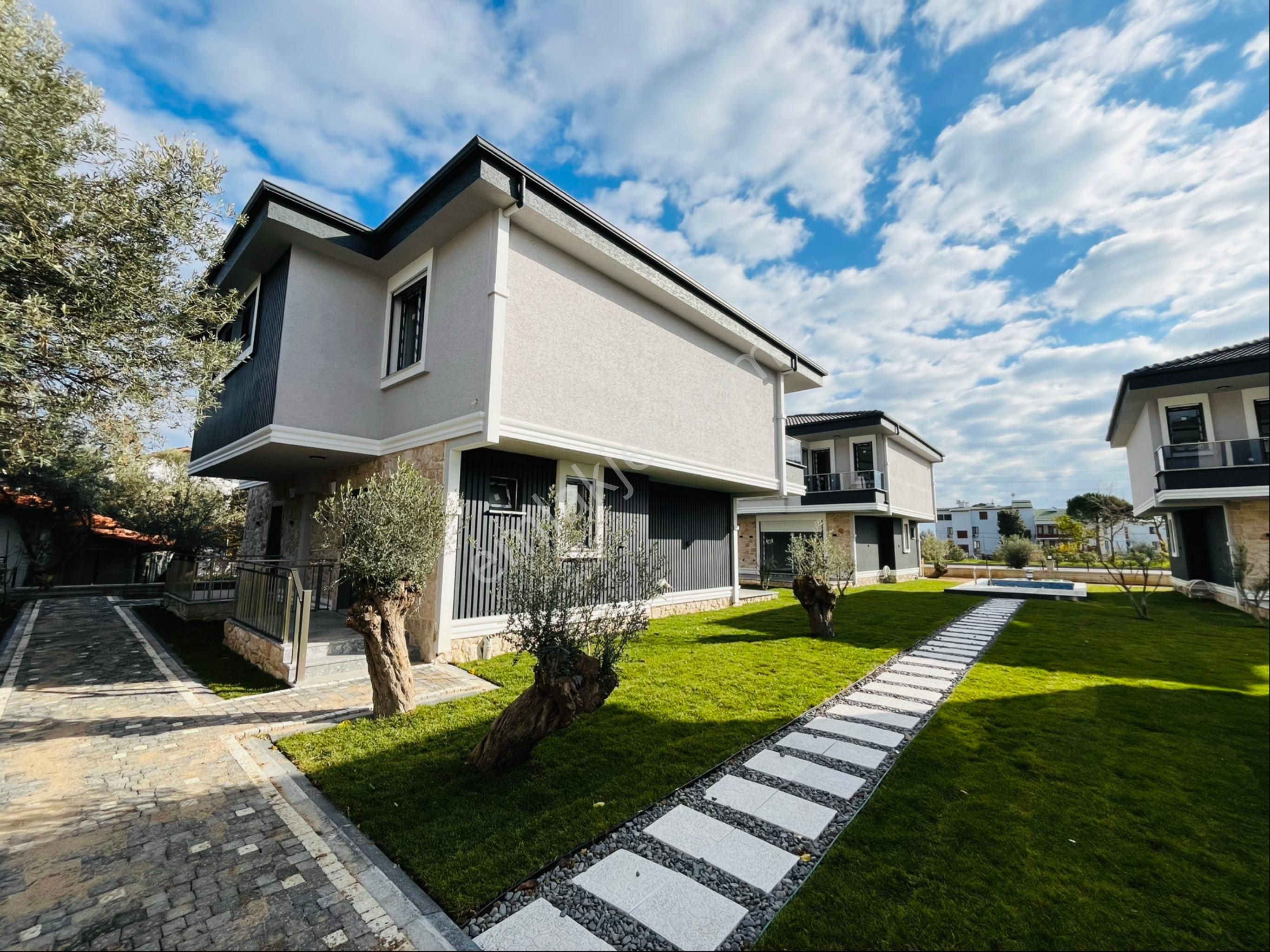 Küçükkuyu Mıhlı Bölgesin De Denize 150 Metre 3+1 Bahçeli Lüx Villa