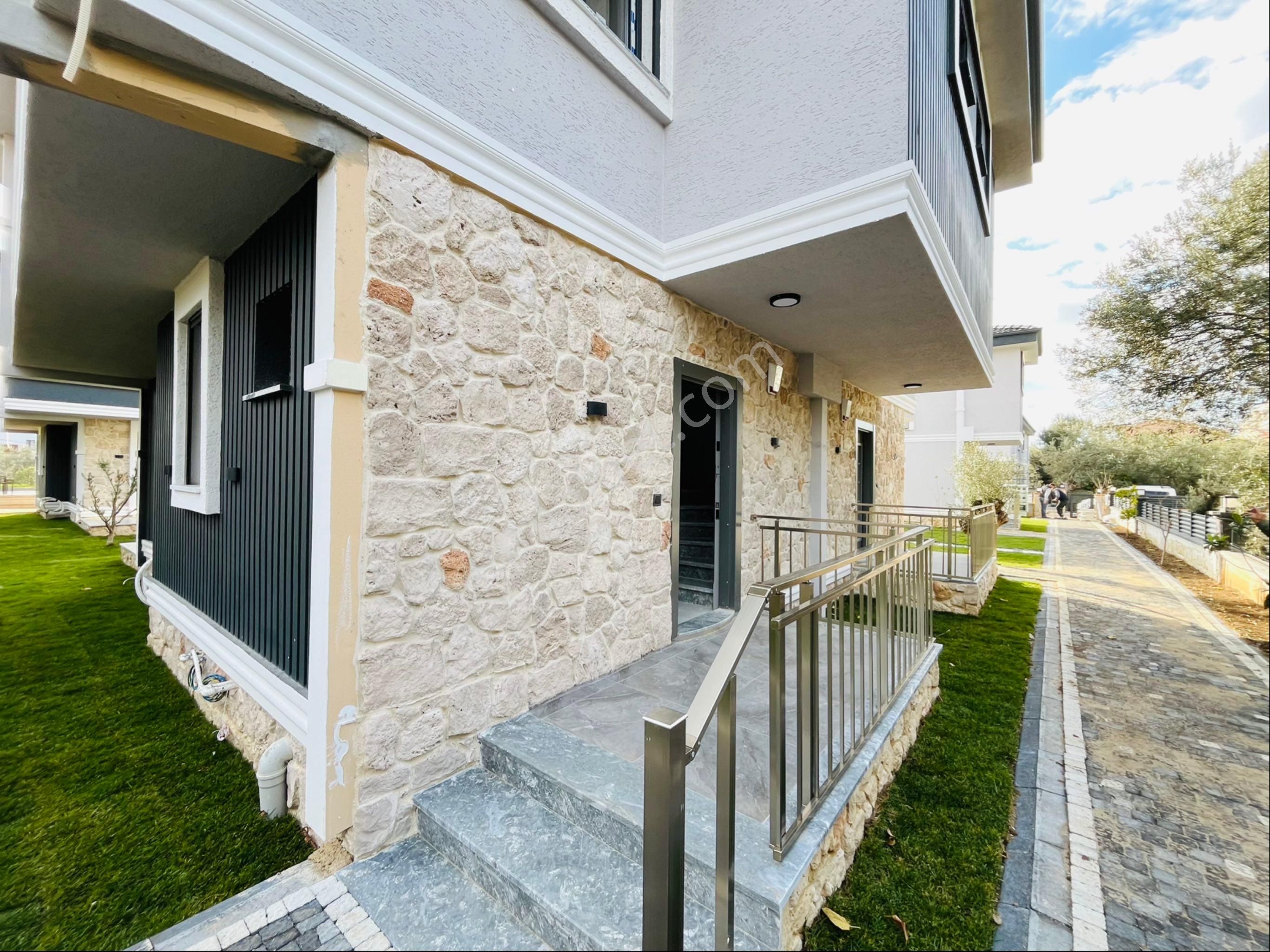 Küçükkuyu Mıhlı Bölgesin De Denize 150 Metre 3+1 Bahçeli Lüx Villa - Görsel 8