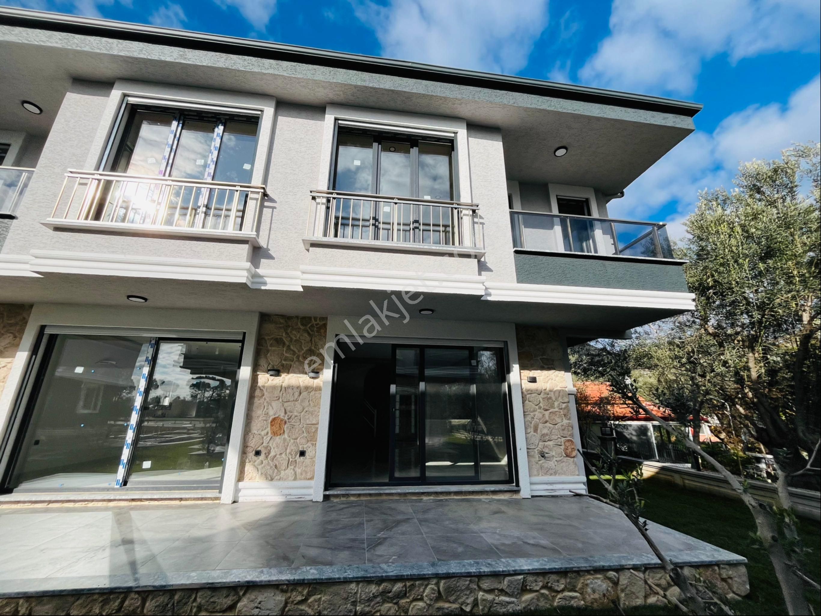 Küçükkuyu Mıhlı Bölgesin De Denize 150 Metre 3+1 Bahçeli Lüx Villa - Görsel 13