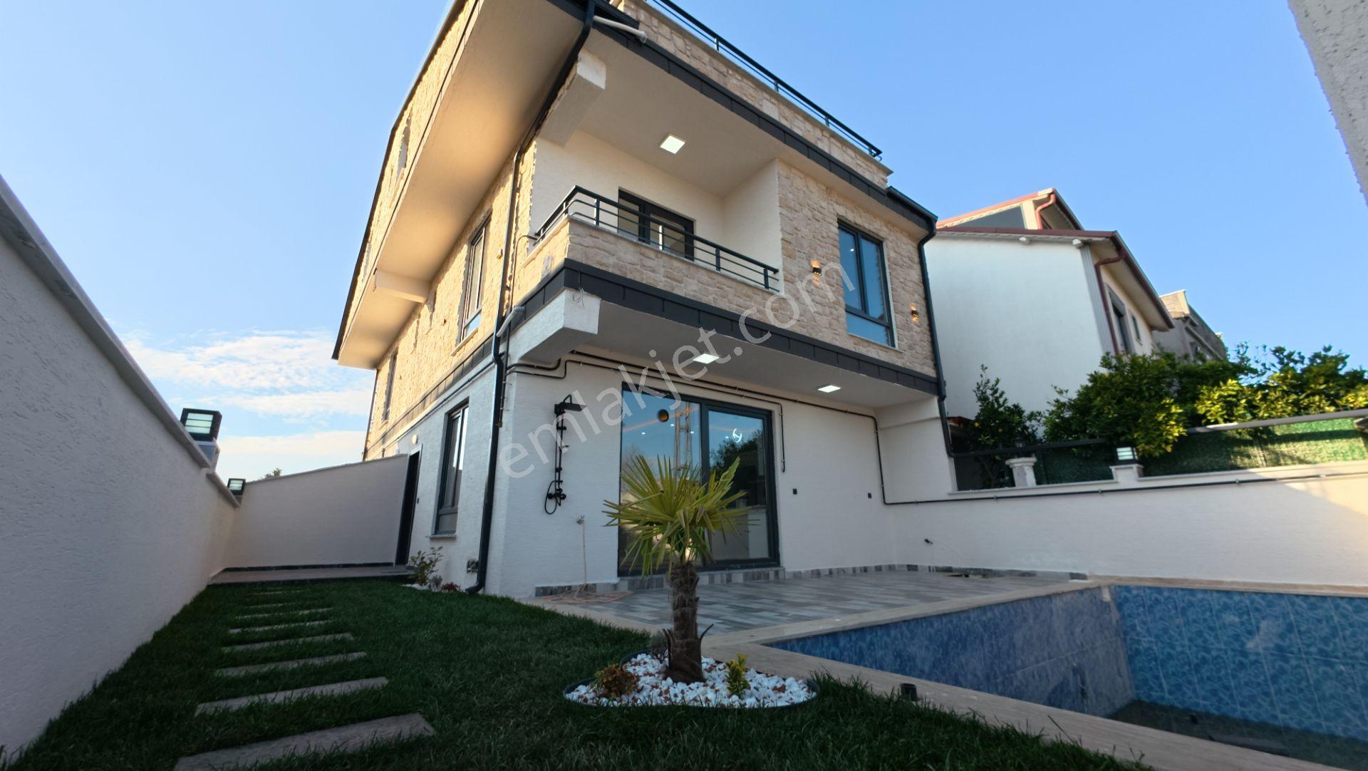 Kocaali’de Satılık 4+1 Özel Tasarımlı, Geniş M2'li Villa