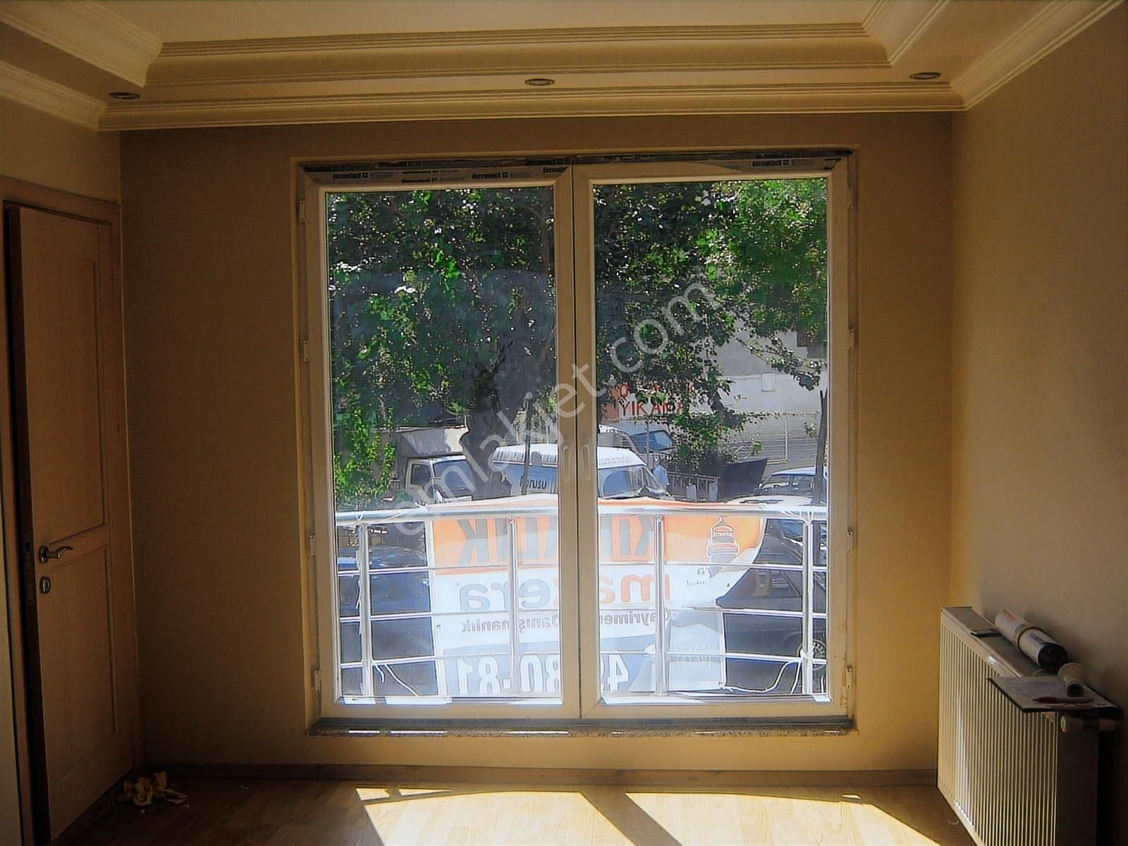 Aksu Caddesinde Öncephe 13 Yıllık 1.kat 1+1 55m2 Kapalı Mutfaklı