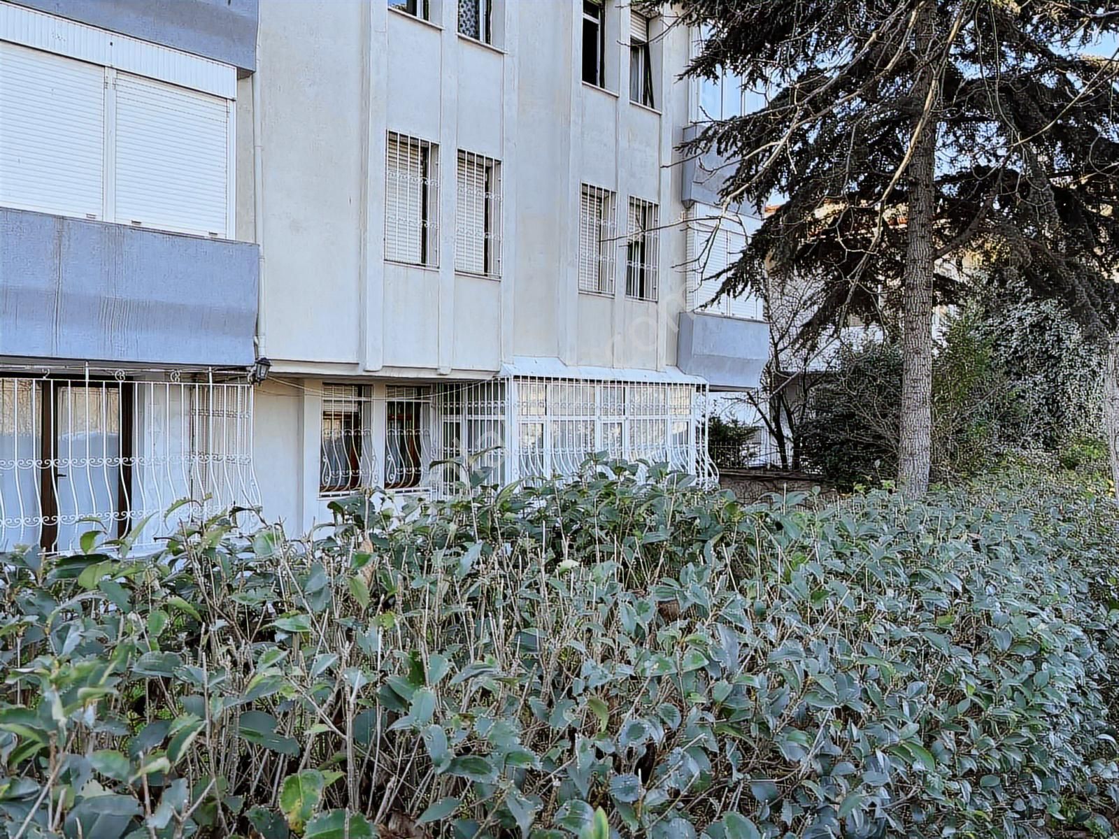 Florya Şenlikköyde Geniş Bahçeli 120m2 3+1 Balkonlu Beyaz Eşyalı