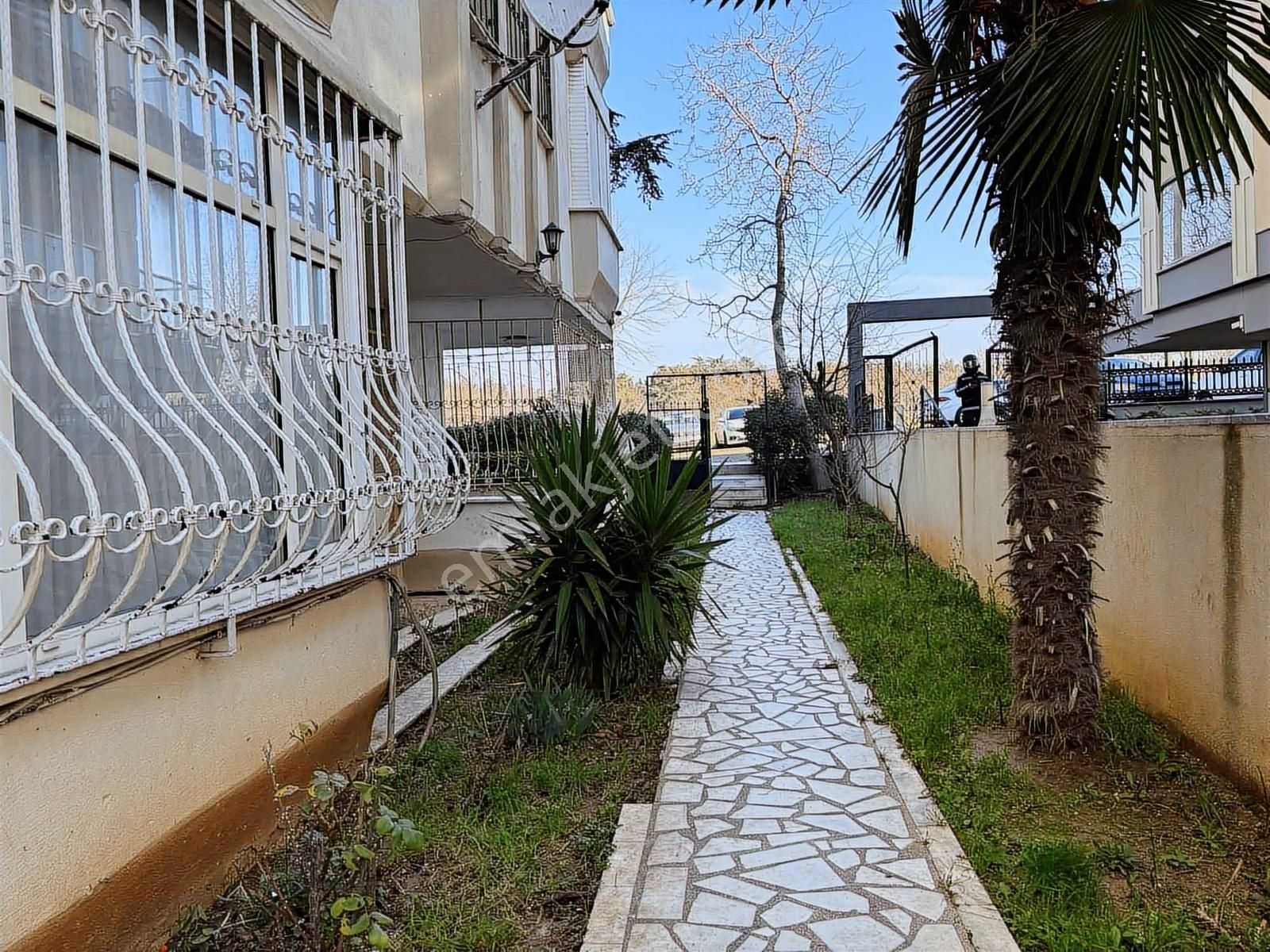 Florya Şenlikköyde Geniş Bahçeli 120m2 3+1 Balkonlu Beyaz Eşyalı - Görsel 2