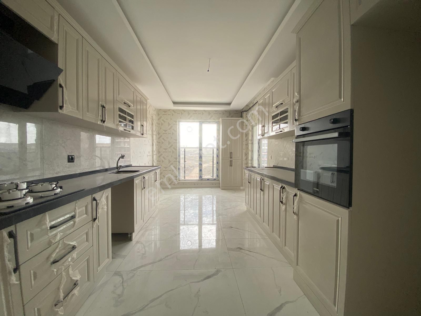 Koza Emlaktan Saraycık Mahalesin'de 3+1 Ara Katta Giysi Odalı Ebevyn Banyolu Satılık Daire