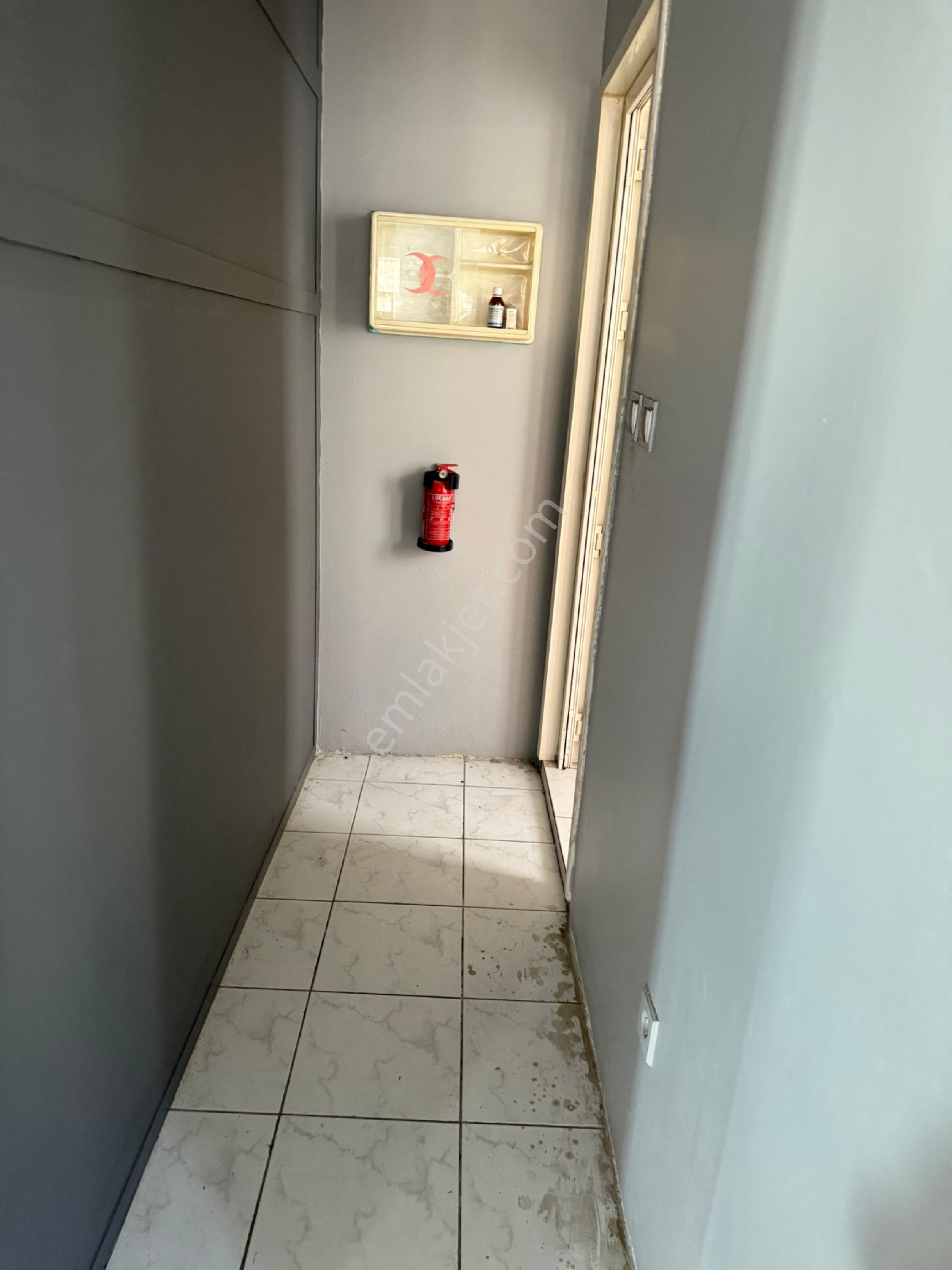 Tiamo’dan Metroya Yakın İşyeri Ofis Kombili Eşyalı Veya Eşyasız - Görsel 9