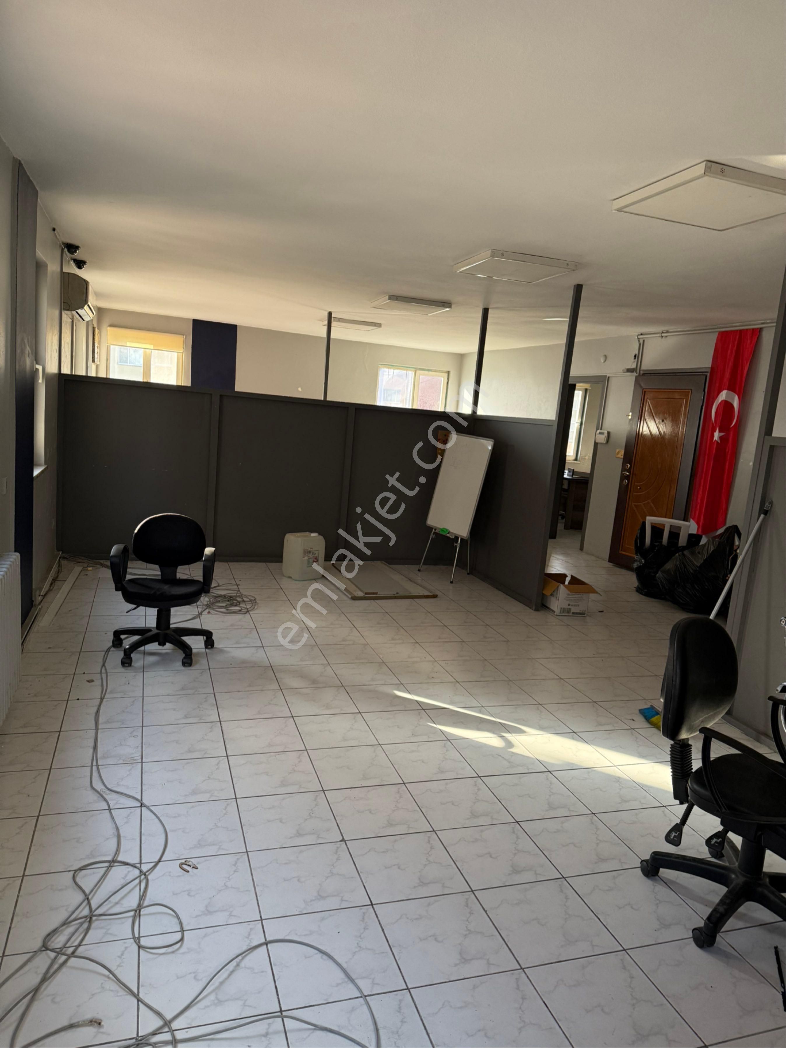 Tiamo’dan Metroya Yakın İşyeri Ofis Kombili Eşyalı Veya Eşyasız - Görsel 2