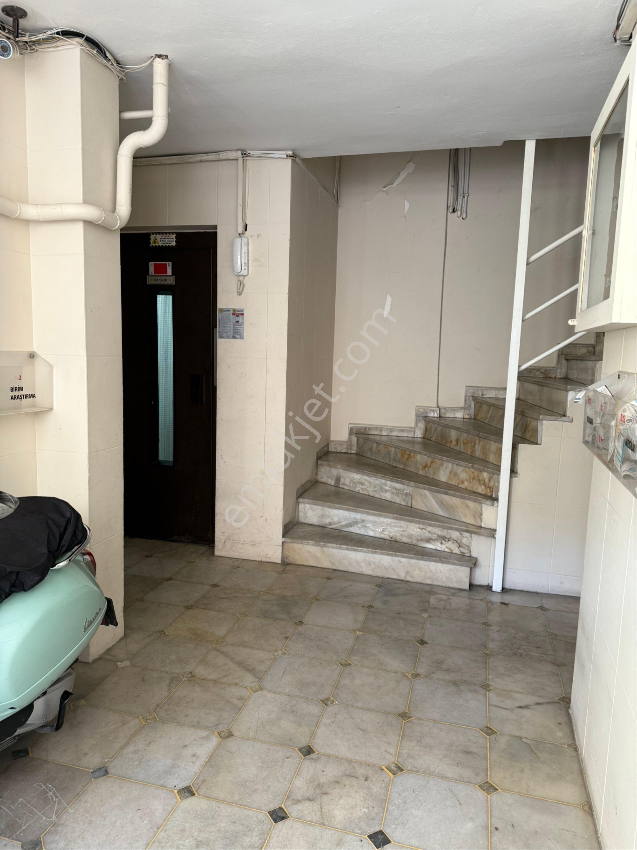 Tiamo’dan Metroya Yakın İşyeri Ofis Kombili Eşyalı Veya Eşyasız - Görsel 19