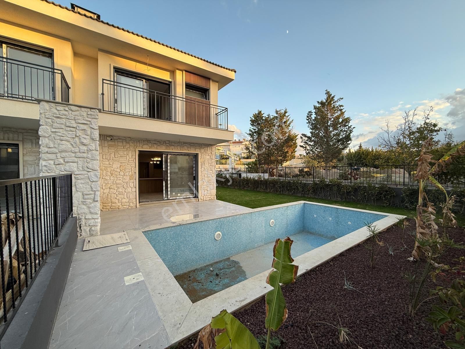 Kuşadası Karaovada Özel Havuzlu Hamam Saunalı 5+1 - Görsel 17