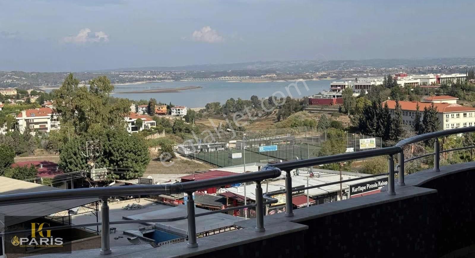 Kurttepe'de Göl Manzaran Asla Kapanmaz! Geniş 4+1 Satılık Daire