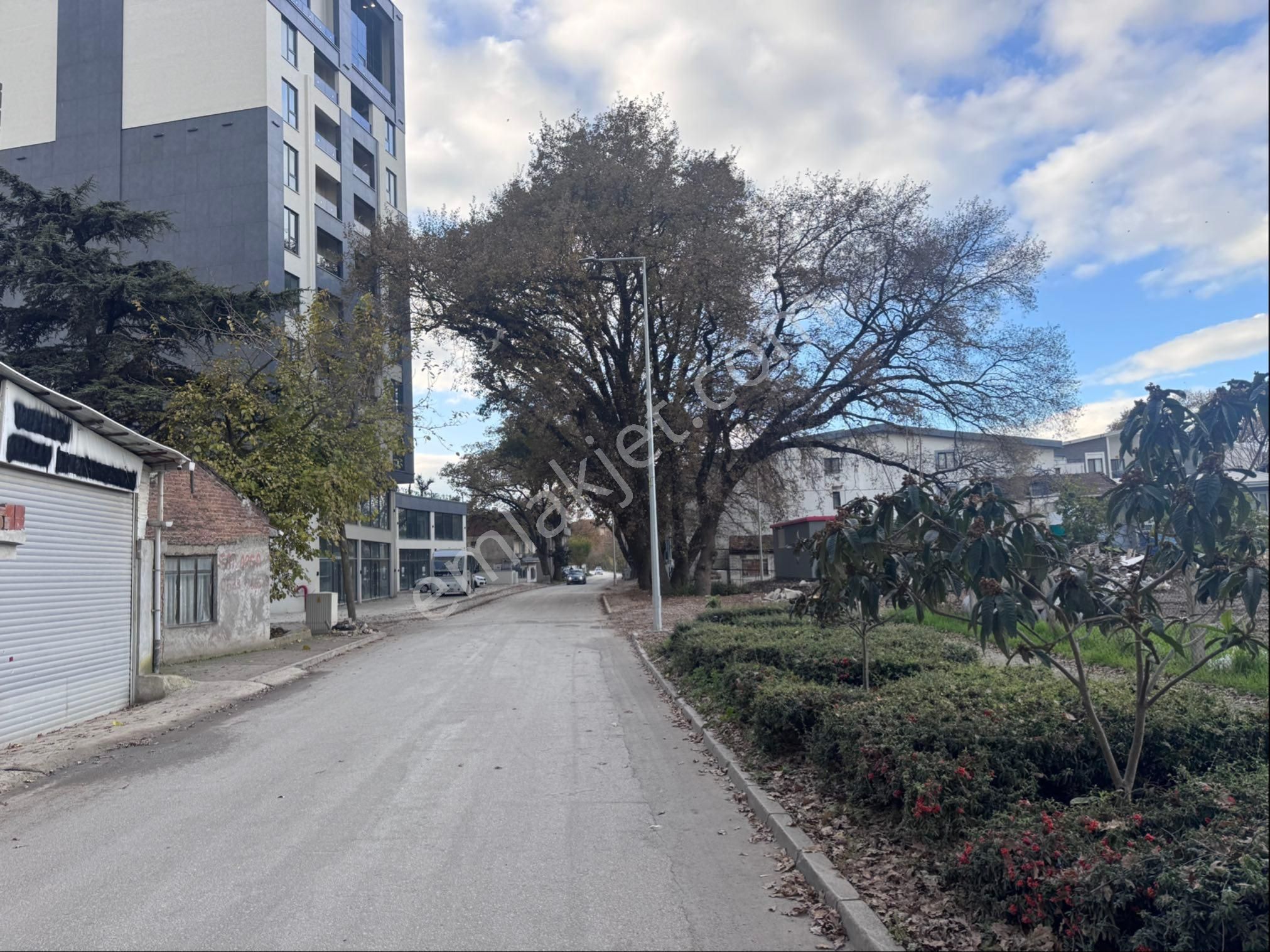 Balatta Daire Fiyatına Komple Satılık 3 Katlı Bina - Görsel 2